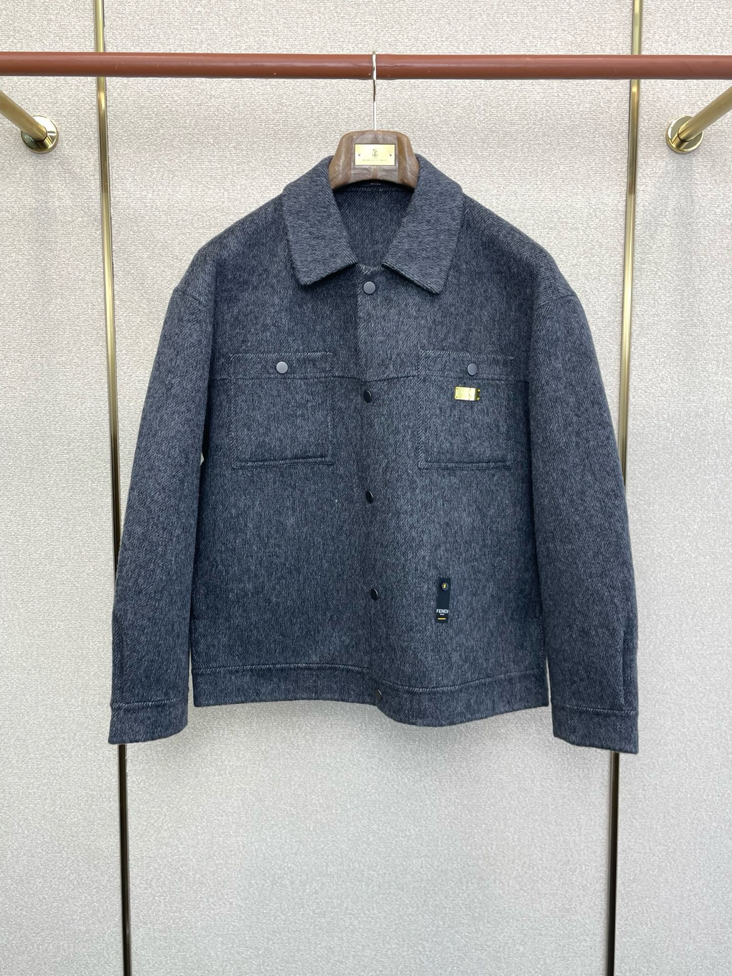 NO:624886,.Short coat - FENDI exclusively provides new original single men's wool double-sided woolen coat, short breasted classic woolen coat channel special supply, high-end goods official website counter synchronization, old money style, simple and classic popular style. Simple, neat and refreshing business, quality workmanship details can withstand any form of inspection, definitely produced by a major factory, presenting a brand new look, giving you a unique upper body experience!  All have gone through a strict selection process, original custom-made buttons, simple, elegant and versatile styles. The upper body is elegant and handsome, giving you a brand new sense of sight!  The appearance is incomparable, the details are in place, the upper body is not picky, and it is a must-have. Size M-3XL (half a size larger),, fendi, jackets & coats, alexander wang19860909.短款大衣-FENDI独家专供新款原单男士羊毛双面呢外套短款排扣经典毛呢外套渠道特供 高端货官网柜台同步 老钱风格 简约经典大爆款.简洁利落又清爽商务,品质做工细节经得起任何形式检验,绝对大厂代工出品 呈现一种焕然一新,赋予你与众不同的上身体验！均经过严格的挑选工序,原版定制纽扣,简约大方百搭款 上身优雅帅气,焕然一新的即视感！品相无敌,细节都很到位,上身不挑人,必入的自留款. 码数M-3XL（偏大半码）,,fendi,jackets & coats,alexander wang,Men's clothing