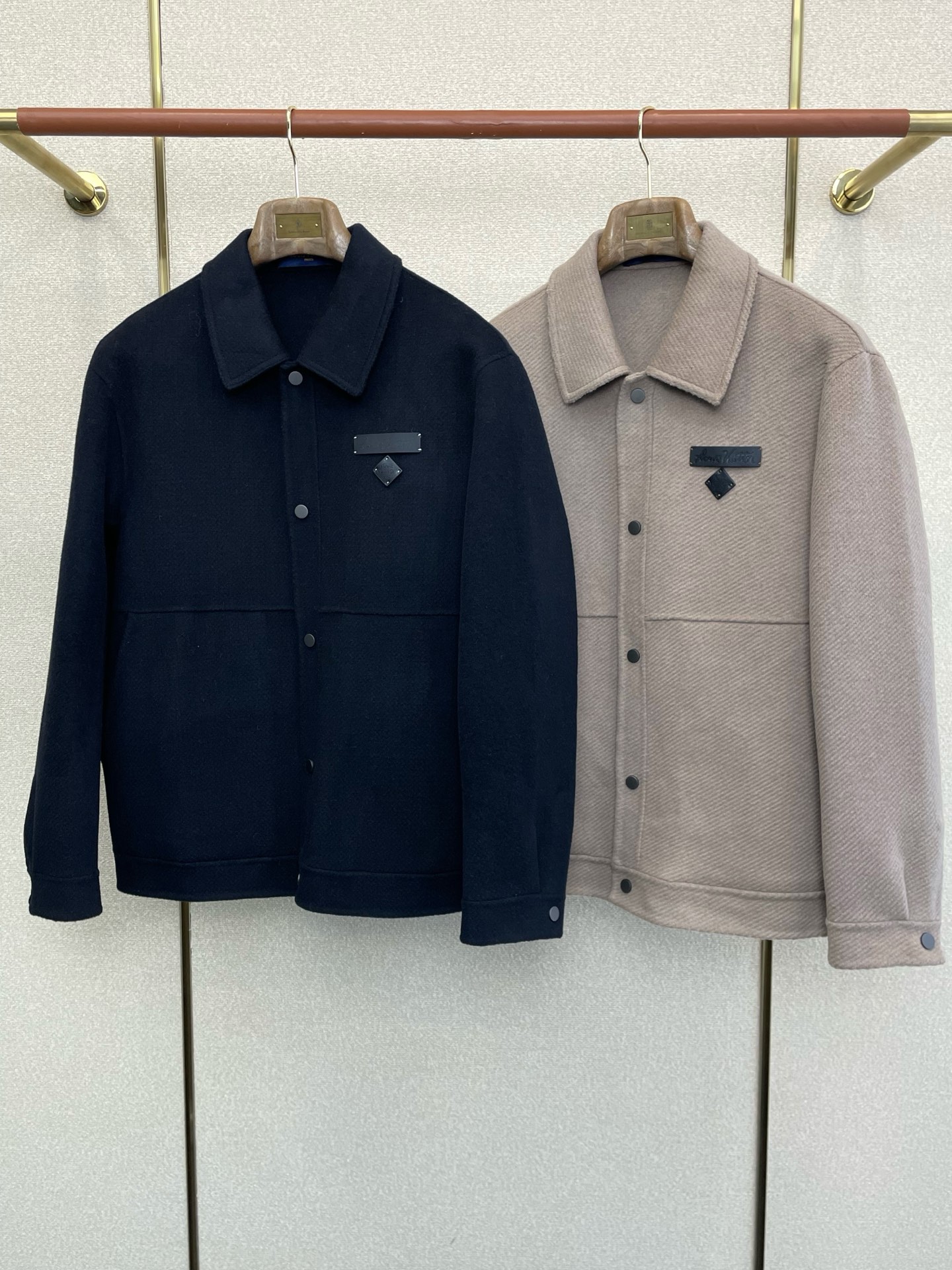 NO:624904,.Short coat-Louis Vuitton Louis Vuitton exclusively offers new original men's wool double-sided woolen coats, short-breasted classic woolen coats. Special channel supply. High-end goods official website counter synchronization, old money style, simple and classic popular style. Simple, neat and refreshing business, quality workmanship details can withstand any form of inspection, definitely produced by a major factory, presenting a brand new look, giving you a unique upper body experience!  All have gone through a strict selection process, original custom-made buttons, simple, elegant and versatile styles. The upper body is elegant and handsome, giving you a brand new sense of sight!  The appearance is incomparable, the details are in place, the upper body is not picky, and it is a must-have. The size is M-3XL (half a size larger),, louis vuitton, louis vuitton, jackets & coats, alexander wang19860909.短款大衣-Louis Vuitton路易威登独家专供新款原单男士羊毛双面呢外套短款排扣经典毛呢外套渠道特供 高端货官网柜台同步 老钱风格 简约经典大爆款.简洁利落又清爽商务,品质做工细节经得起任何形式检验,绝对大厂代工出品 呈现一种焕然一新,赋予你与众不同的上身体验！均经过严格的挑选工序,原版定制纽扣,简约大方百搭款 上身优雅帅气,焕然一新的即视感！品相无敌,细节都很到位,上身不挑人,必入的自留款. 码数M-3XL（偏大半码）,,louis vuitton,louis vuitton,jackets & coats,alexander wang,Men's clothing