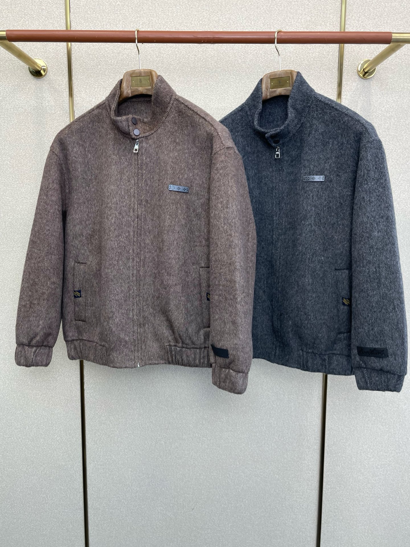 NO:624896,.Short coat-Louis Vuitton Louis Vuitton exclusively offers the new original men's wool double-sided woolen coat, short zipper classic woolen coat channel special supply, high-end goods official website counter synchronization, old money style, simple and classic hot style. Simple and refreshing business, quality workmanship details can withstand any form of inspection, definitely produced by a major factory, presenting a brand new look, giving you a unique upper body experience!  All have gone through a strict selection process, original custom-made buttons, simple, elegant and versatile styles. The upper body is elegant and handsome, giving you a brand new sense of sight!  The appearance is incomparable, the details are in place, the upper body is not picky, and it is a must-have. The size is M-3XL (half a size larger),, louis vuitton, louis vuitton, jackets & coats, alexander wang19860909.短款大衣-Louis Vuitton路易威登独家专供新款原单男士羊毛双面呢外套短款拉链经典毛呢外套渠道特供 高端货官网柜台同步 老钱风格 简约经典大爆款.简洁利落又清爽商务,品质做工细节经得起任何形式检验,绝对大厂代工出品 呈现一种焕然一新,赋予你与众不同的上身体验！均经过严格的挑选工序,原版定制纽扣,简约大方百搭款 上身优雅帅气,焕然一新的即视感！品相无敌,细节都很到位,上身不挑人,必入的自留款. 码数M-3XL（偏大半码）,,louis vuitton,louis vuitton,jackets & coats,alexander wang,Men's clothing