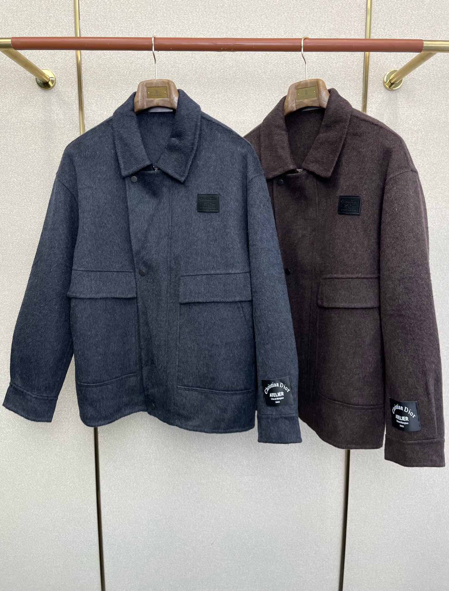 NO:624901,.Short coat - Dior's exclusive new original men's sherpa coat. Special channel supply. High-end goods to protect against cold and warm. Official website counter synchronization. Simple and classic popular style. Simple, neat and refreshing business. The quality workmanship details can withstand any form of inspection. It is definitely produced by a major factory. It presents a brand new look and gives you a unique upper body experience!  All have gone through a strict selection process, original custom-made buttons, simple, elegant and versatile styles. The upper body is elegant and handsome, giving you a brand new sense of sight!  The appearance is incomparable, the details are in place, the upper body is not picky, it is a must-have for your own use. Size S-2XL, dior, dior, alexander wang19860909.短款大衣- Dior迪奥独家专供新款原单男士羊羔绒大衣渠道特供 高端货防寒保暖 官网柜台同步 简约经典大爆款.简洁利落又清爽商务,品质做工细节经得起任何形式检验,绝对大厂代工出品 呈现一种焕然一新,赋予你与众不同的上身体验！均经过严格的挑选工序,原版定制纽扣,简约大方百搭款 上身优雅帅气,焕然一新的即视感！品相无敌,细节都很到位,上身不挑人,必入的自留款.码数S-2XL,,dior,dior,alexander wang,Men's clothing