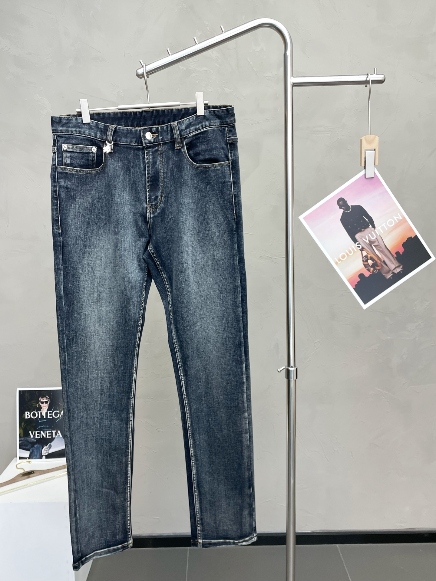 NO:624831,.Prada exclusively provides high-end versions of new casual jeans. Custom-made fabrics at the counter. Highly breathable and comfortable, with impeccable details. The brand element design concept embodies high quality. It feels delicate and soft!  It presents a casual cut and the upper body shape is awesome!  Code number 29-42,,prada,prada,jeans,alexander wang19860909.Prada普拉达独家专供新款休闲牛仔裤高端版本 专柜定制面料 透气舒适度高,细节无可挑剔,品牌元素设计理念,体现高品质.手感细腻柔软！呈现休闲裁剪,上身版型超赞！码数29-42,,prada,prada,jeans,alexander wang,Men's clothing