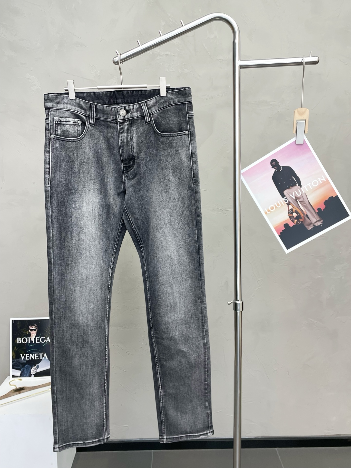 NO:627998,.Armani exclusively provides high-end versions of new casual jeans. Custom-made fabrics at the counter. Highly breathable and comfortable, with impeccable details. The brand element design concept embodies high quality. It feels delicate and soft!  It presents a casual cut and the upper body shape is awesome!  Code number 29-42,,armani,armani,jeans,alexander wang19860909.Armani阿玛尼独家专供新款休闲牛仔裤高端版本 专柜定制面料 透气舒适度高,细节无可挑剔,品牌元素设计理念,体现高品质.手感细腻柔软！呈现休闲裁剪,上身版型超赞！码数29-42,,armani,armani,jeans,alexander wang,Men's clothing