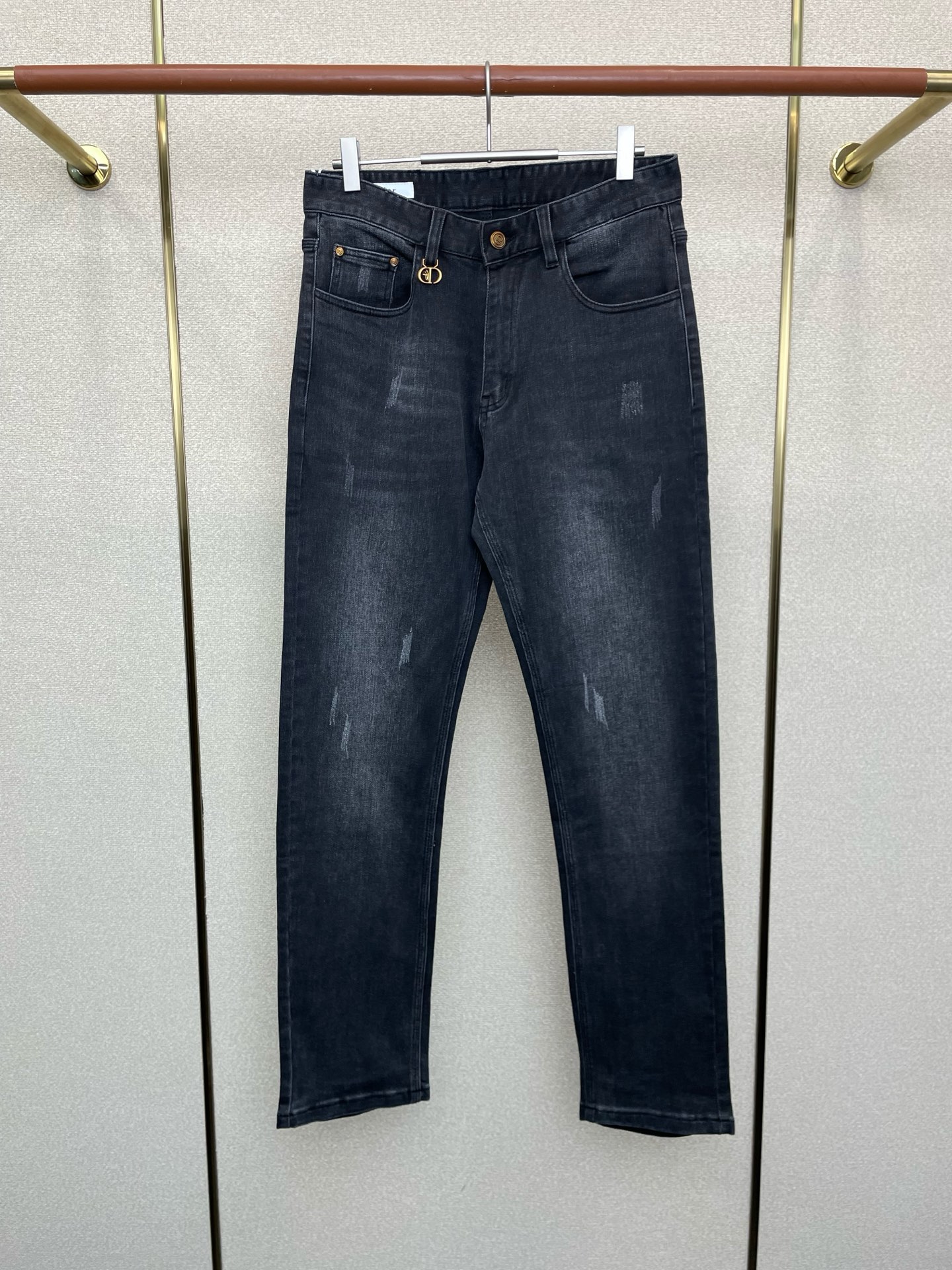 NO:624788,.Dior exclusively provides high-end versions of new casual jeans. Custom-made fabrics at the counter. Highly breathable and comfortable, with impeccable details. The brand element design concept reflects high quality. It feels delicate and soft!  It presents a casual cut and the upper body shape is awesome!  Code number 29-42,,dior,dior,jeans,alexander wang19860909.Dior迪奥独家专供新款休闲牛仔裤高端版本 专柜定制面料 透气舒适度高,细节无可挑剔,品牌元素设计理念,体现高品质.手感细腻柔软！呈现休闲裁剪,上身版型超赞！码数29-42,,dior,dior,jeans,alexander wang,Men's clothing