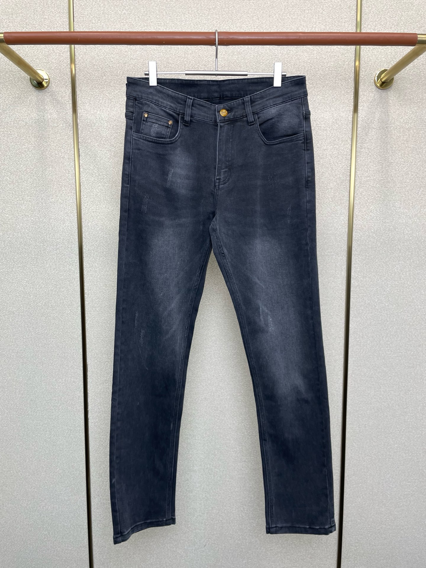 NO:628008,.LOEWE exclusively provides high-end versions of new casual jeans. Custom-made fabrics at the counter. Highly breathable and comfortable, with impeccable details. The brand element design concept embodies high quality. It feels delicate and soft!  It presents a casual cut and the upper body shape is awesome!  Code number 29-42,,loewe,loewe,jeans,alexander wang19860909.LOEWE罗意威独家专供新款休闲牛仔裤高端版本 专柜定制面料 透气舒适度高,细节无可挑剔,品牌元素设计理念,体现高品质.手感细腻柔软！呈现休闲裁剪,上身版型超赞！码数29-42,,loewe,loewe,jeans,alexander wang,Men's clothing