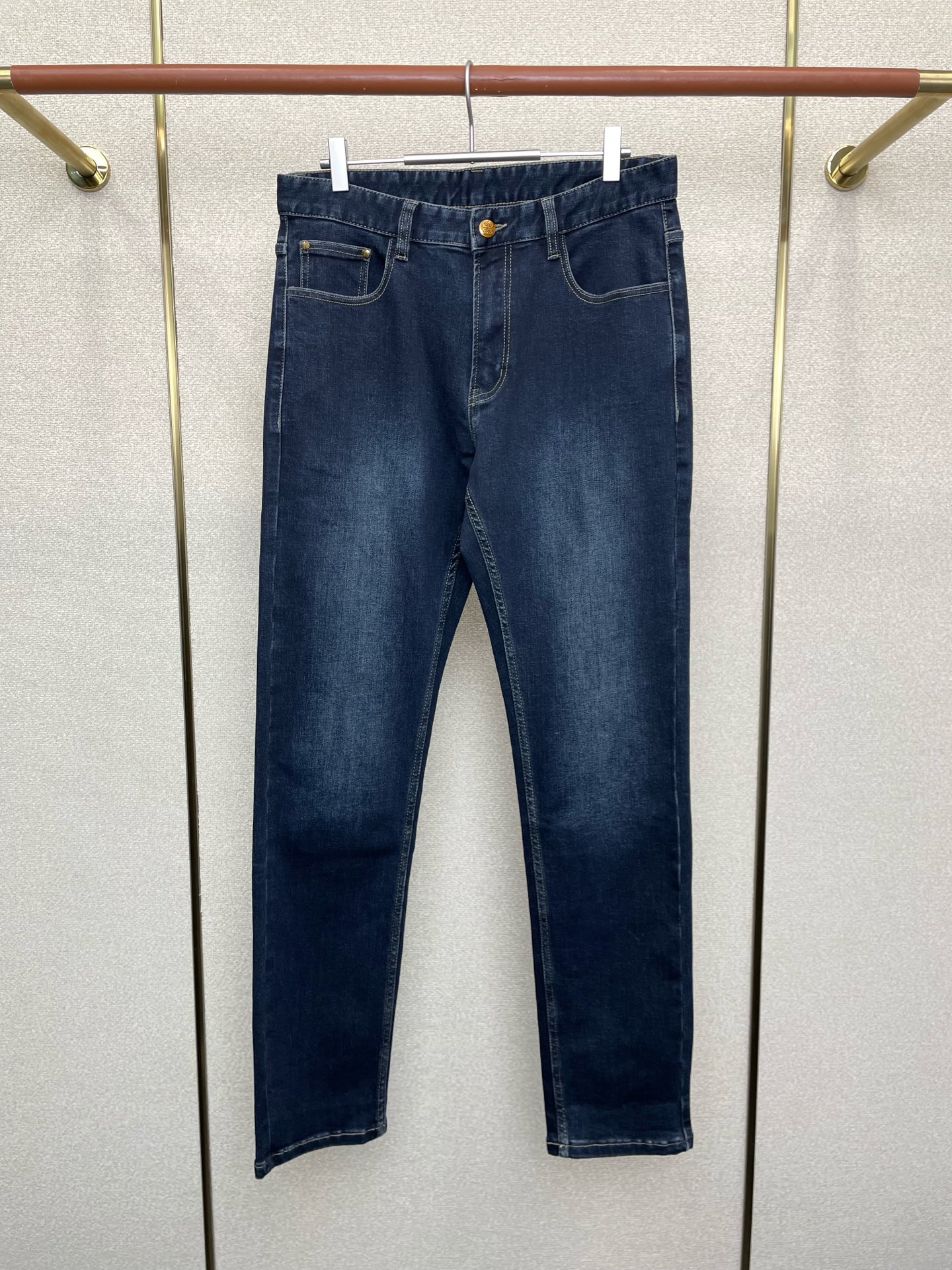 NO:624792,.LOEWE exclusively provides high-end versions of new casual jeans. Custom-made fabrics at the counter. Highly breathable and comfortable, with impeccable details. The brand element design concept embodies high quality. It feels delicate and soft!  It presents a casual cut and the upper body shape is awesome!  Code number 29-42,,loewe,loewe,jeans,alexander wang19860909.LOEWE罗意威独家专供新款休闲牛仔裤高端版本 专柜定制面料 透气舒适度高,细节无可挑剔,品牌元素设计理念,体现高品质.手感细腻柔软！呈现休闲裁剪,上身版型超赞！码数29-42,,loewe,loewe,jeans,alexander wang,Men's clothing