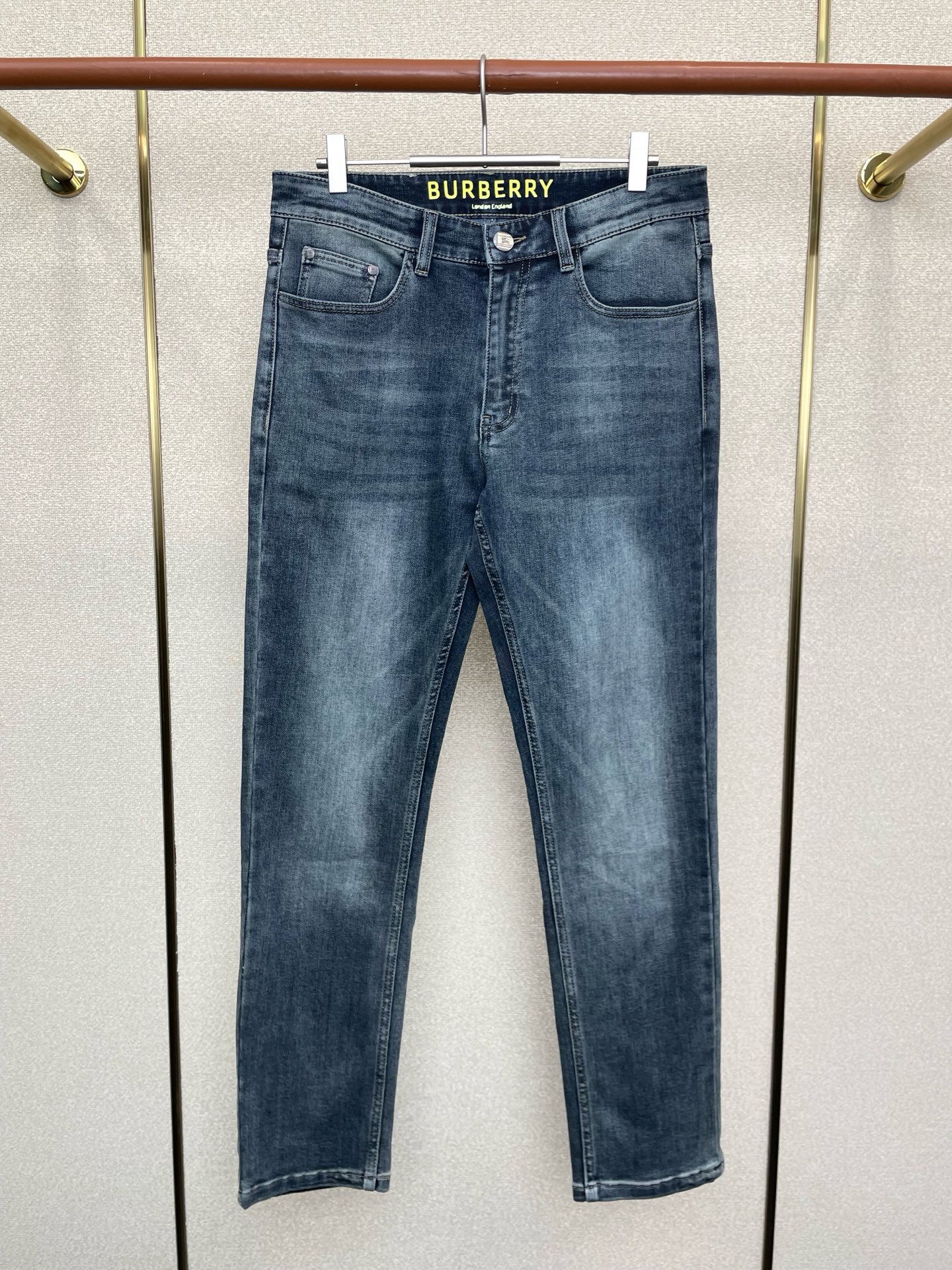 NO:628015,.BURBERRY exclusively provides high-end versions of new casual jeans. Custom-made fabrics at the counter. Highly breathable and comfortable, with impeccable details. The brand element design concept embodies high quality. It feels delicate and soft!  It presents a casual cut and the upper body shape is awesome!  Code number 29-42,,burberry,burberry,jeans,alexander wang19860909.BURBERRY巴宝莉独家专供新款休闲牛仔裤高端版本 专柜定制面料 透气舒适度高,细节无可挑剔,品牌元素设计理念,体现高品质.手感细腻柔软！呈现休闲裁剪,上身版型超赞！码数29-42,,burberry,burberry,jeans,alexander wang,Men's clothing