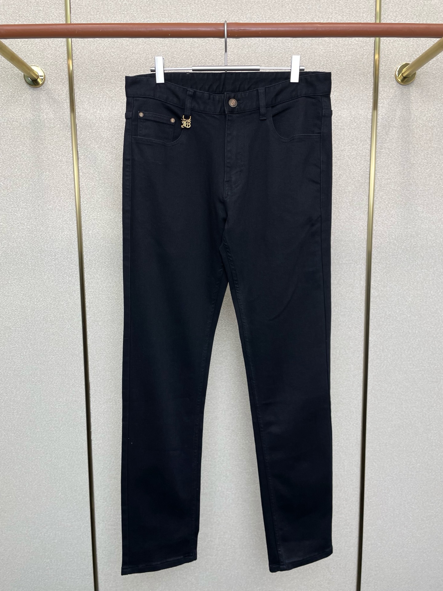 NO:624796,.BURBERRY exclusively provides high-end versions of new casual jeans. Custom-made fabrics at the counter. Highly breathable and comfortable, with impeccable details. The brand element design concept embodies high quality. It feels delicate and soft!  It presents a casual cut and the upper body shape is awesome!  Code number 29-42,,burberry,burberry,jeans,alexander wang19860909.BURBERRY巴宝莉独家专供新款休闲牛仔裤高端版本 专柜定制面料 透气舒适度高,细节无可挑剔,品牌元素设计理念,体现高品质.手感细腻柔软！呈现休闲裁剪,上身版型超赞！码数29-42,,burberry,burberry,jeans,alexander wang,Men's clothing