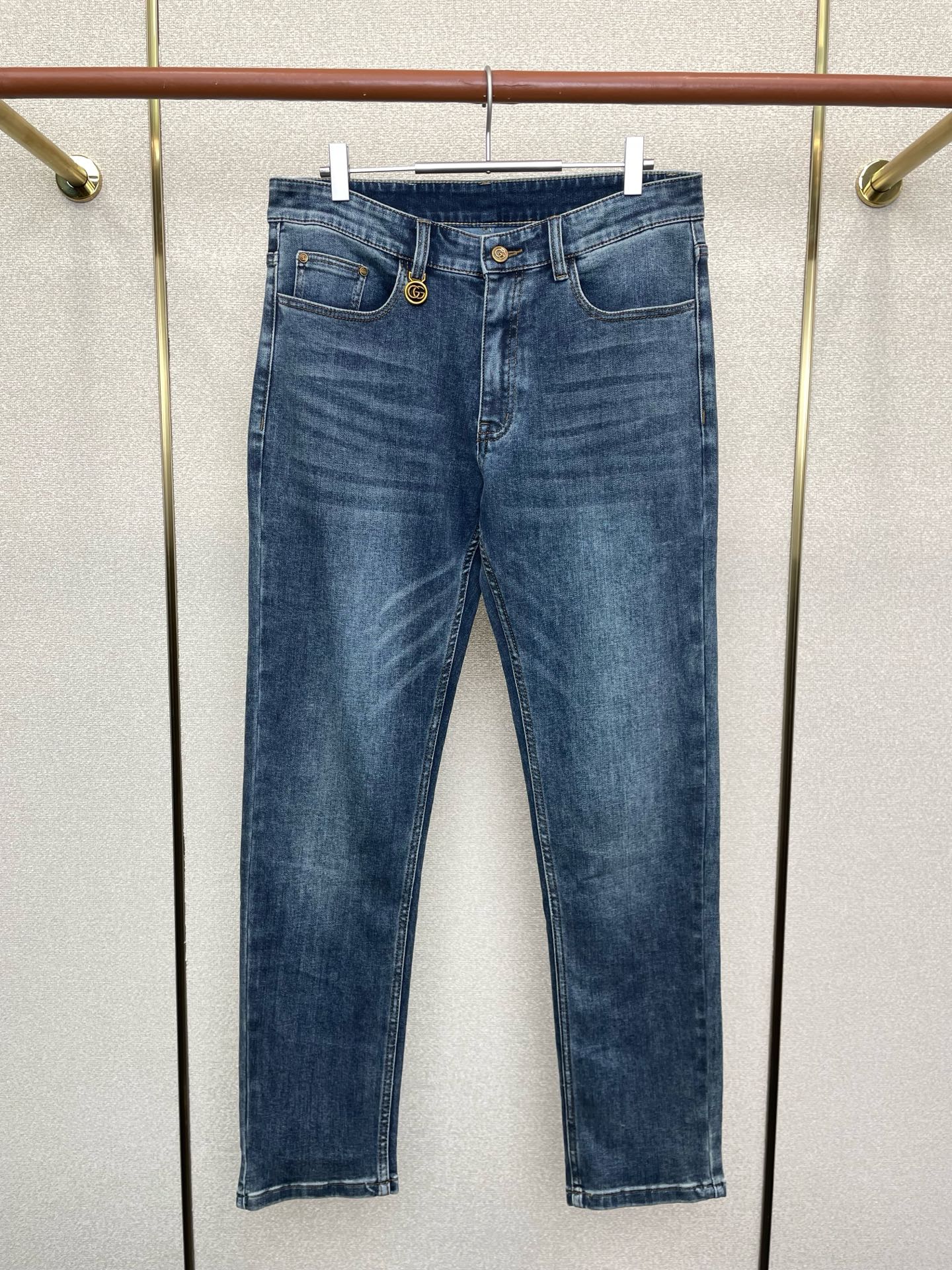 NO:624800,.Gucci exclusively supplies high-end versions of new casual jeans. Custom-made fabrics at the counter. Highly breathable and comfortable, with impeccable details. The brand element design concept reflects high quality. It feels delicate and soft!  It presents a casual cut and the upper body shape is awesome!  Code number 29-42,,gucci,gucci,jeans,alexander wang19860909.Gucci古驰独家专供新款休闲牛仔裤高端版本 专柜定制面料 透气舒适度高,细节无可挑剔,品牌元素设计理念,体现高品质.手感细腻柔软！呈现休闲裁剪,上身版型超赞！码数29-42,,gucci,gucci,jeans,alexander wang,Men's clothing