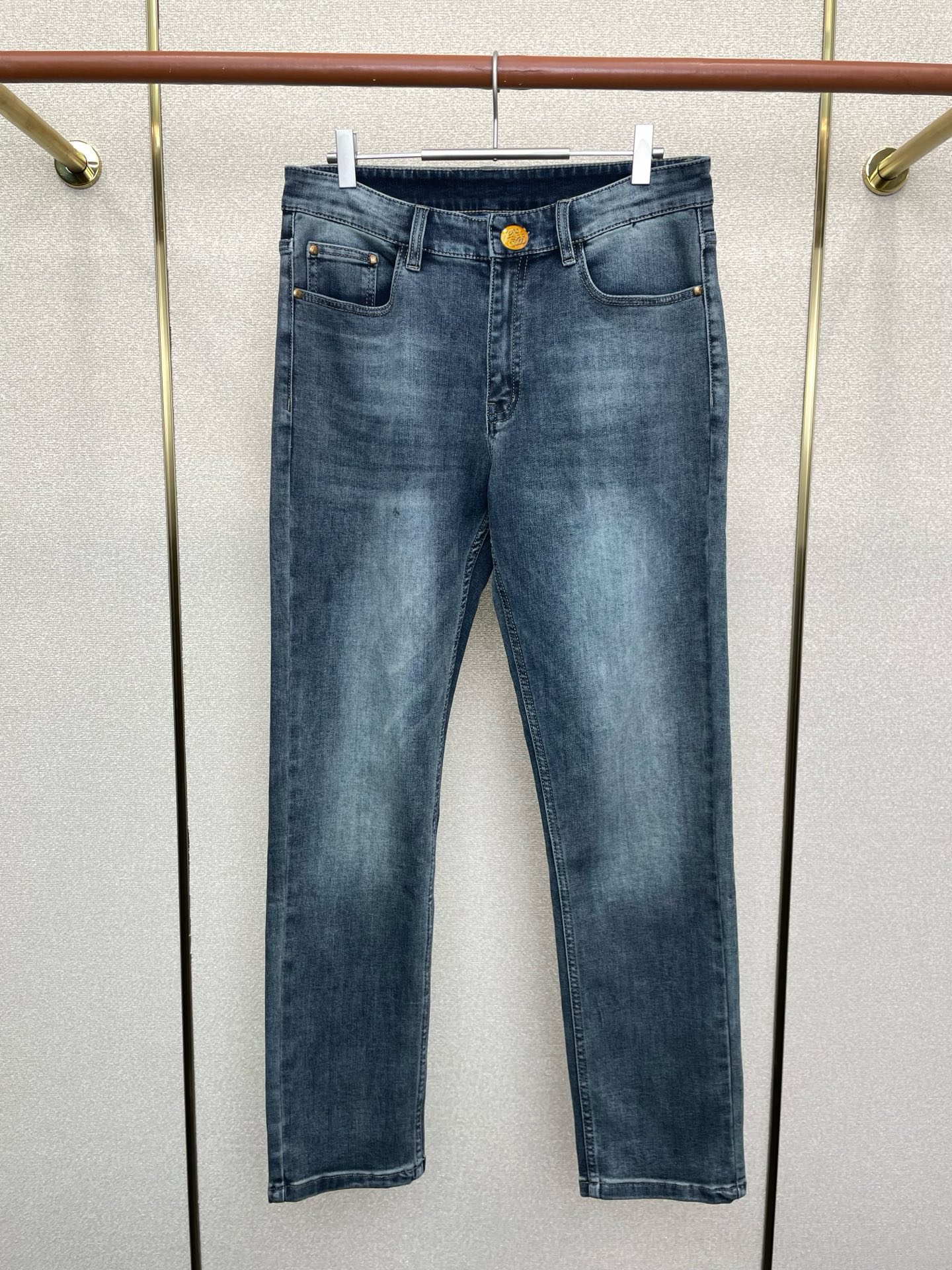 NO:628029,.LOEWE exclusively provides high-end versions of new casual jeans. Custom-made fabrics at the counter. Highly breathable and comfortable, with impeccable details. The brand element design concept embodies high quality. It feels delicate and soft!  It presents a casual cut and the upper body shape is awesome!  Code number 29-42,,loewe,loewe,jeans,alexander wang19860909.LOEWE罗意威独家专供新款休闲牛仔裤高端版本 专柜定制面料 透气舒适度高,细节无可挑剔,品牌元素设计理念,体现高品质.手感细腻柔软！呈现休闲裁剪,上身版型超赞！码数29-42,,loewe,loewe,jeans,alexander wang,Men's clothing