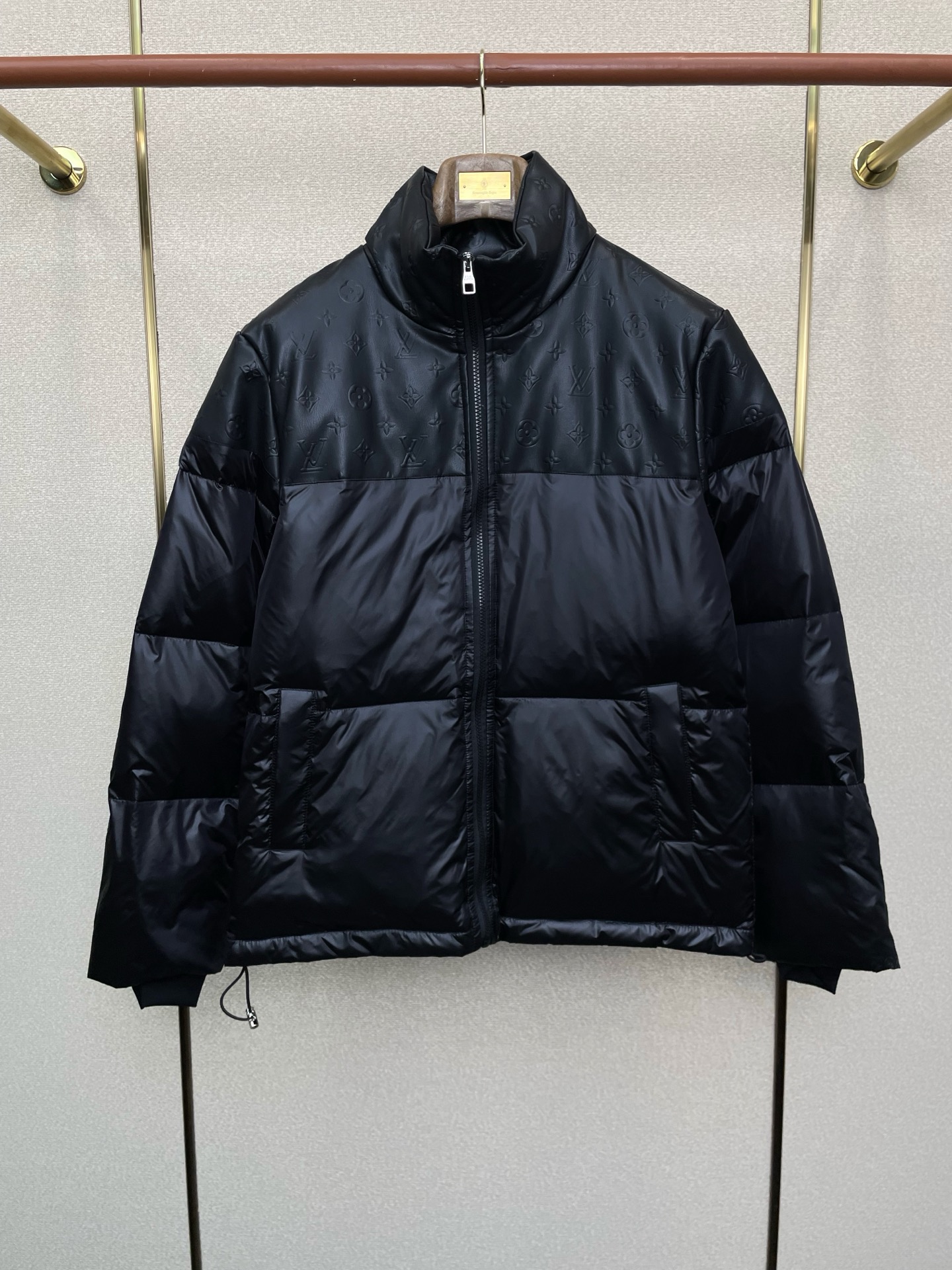 NO:624860,. Down Jackets - Louis Vuitton exclusively provides the latest fashionable down jackets. Jackets with classic design and great looks. The quality is impeccable. Quality control can be purchased directly. It is a high-end product that cannot be faulted! You can feel its powerful aura through the detailed pictures. It has a remarkable effect of gathering heat and keeping warm, so you don’t have to worry about getting a little chilly! Both fashionable and functional, the whole style looks more luxurious! Size M-3XL,,louis vuitton,louis vuitton,jackets & coats,down jacket,alexander wang19860909.羽绒服-Louis Vuitton路易威登独家专供最新时尚羽绒服.经典设计感与颜值爆棚的外套,品质更是无法挑剔品控可以直接入手,不容过错的高端臻品！通过细节图片便可感受到它强悍的气场,聚温保暖效果显著,完全不用担心会有一点寒意！时尚与功能性兼备,整款显得更加的奢华大气！ 尺码M-3XL,,louis vuitton,louis vuitton,jackets & coats,down jacket,alexander wang,Men's clothing