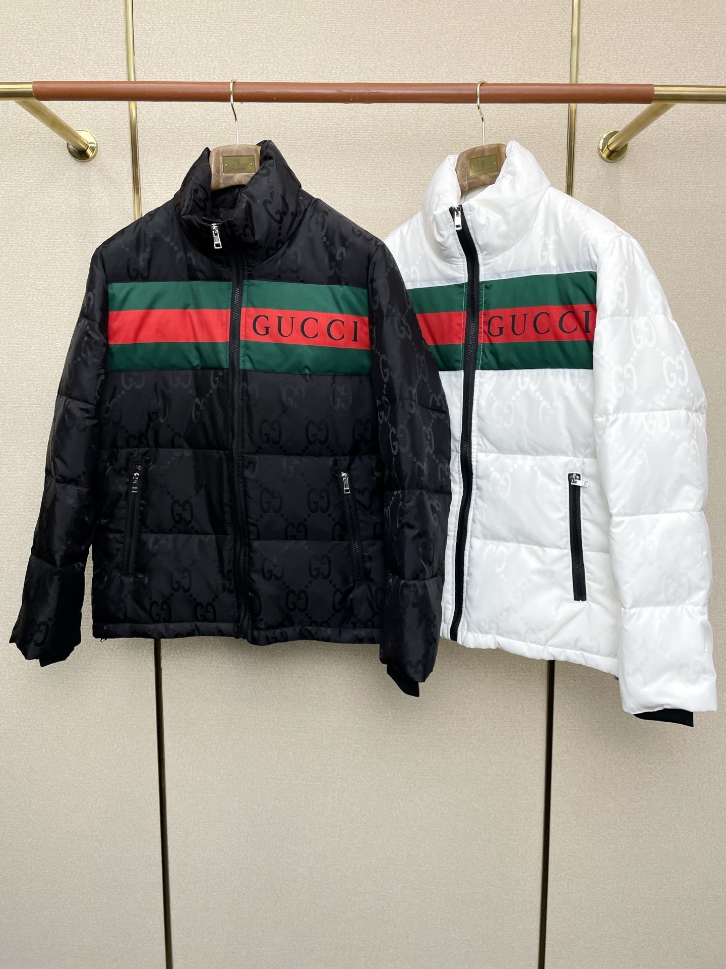 NO:624864,. Down Jackets - Gucci exclusively supplies the latest fashionable down jackets. Jackets with classic design and great looks. The quality is impeccable and quality control allows you to buy it directly. It is a high-end product that cannot be faulted! You can feel its powerful aura through the detailed pictures. It has a remarkable effect of gathering heat and keeping warm, so you don’t have to worry about getting a little chilly! Both fashionable and functional, the whole style looks more luxurious! Size M-3XL,,gucci,gucci,jackets & coats,down jacket,alexander wang19860909.羽绒服- Gucci古驰独家专供最新时尚羽绒服.经典设计感与颜值爆棚的外套,品质更是无法挑剔品控可以直接入手,不容过错的高端臻品！通过细节图片便可感受到它强悍的气场,聚温保暖效果显著,完全不用担心会有一点寒意！时尚与功能性兼备,整款显得更加的奢华大气！ 尺码M-3XL,,gucci,gucci,jackets & coats,down jacket,alexander wang,Men's clothing