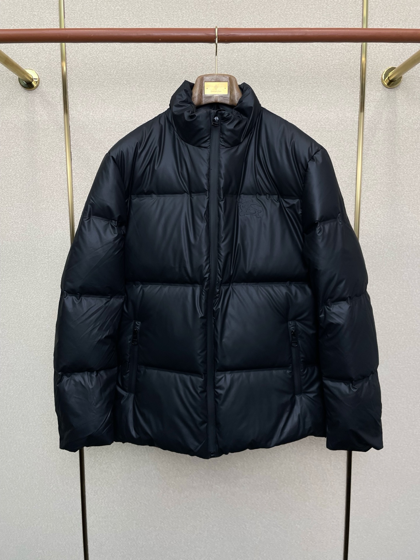 NO:624856,. Down jackets - Burberry exclusively provides the latest fashionable down jackets. Jackets with classic design and great looks. The quality is impeccable and quality control allows you to buy it directly. It is a high-end product that cannot be faulted! You can feel its powerful aura through the detailed pictures. It has a remarkable effect of gathering heat and keeping warm, so you don’t have to worry about getting a little chilly! Both fashionable and functional, the whole style looks more luxurious! Size M-3XL,,burberry,burberry,jackets & coats,down jacket,alexander wang19860909.羽绒服-Burberry巴宝莉独家专供最新时尚羽绒服.经典设计感与颜值爆棚的外套,品质更是无法挑剔品控可以直接入手,不容过错的高端臻品！通过细节图片便可感受到它强悍的气场,聚温保暖效果显著,完全不用担心会有一点寒意！时尚与功能性兼备,整款显得更加的奢华大气！ 尺码M-3XL,,burberry,burberry,jackets & coats,down jacket,alexander wang,Men's clothing