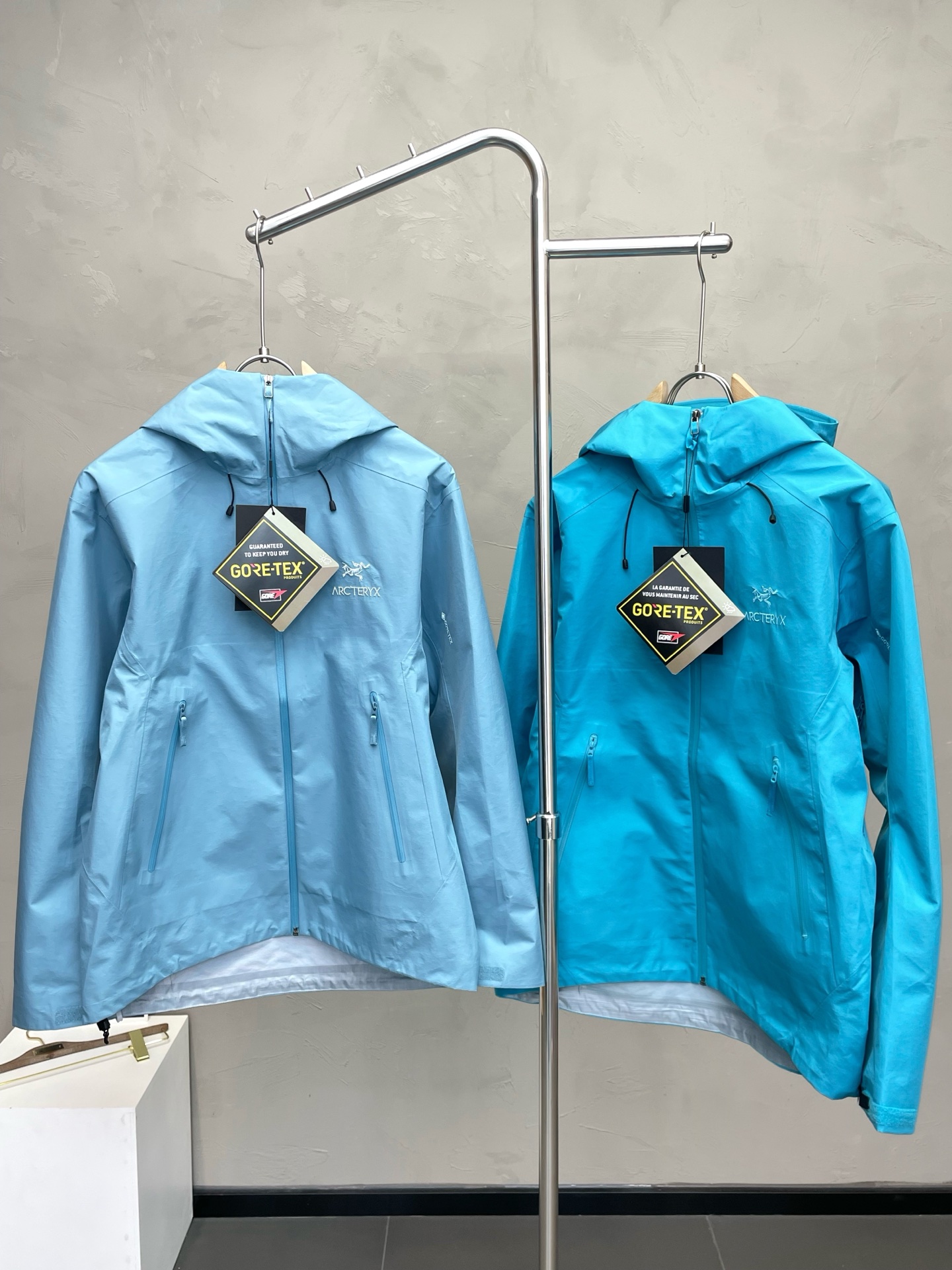 NO:624868,.Arc’teryx exclusively provides the latest fashionable hard-shell jackets, GORE-TEX waterproof jackets with classic design and great looks. It is an all-round hard-shell with excellent performance and comprehensive quality. You can buy it directly due to quality control. It is a high-end product that cannot be faulted! You can feel its powerful aura through the detailed pictures. It has a remarkable effect of gathering heat and keeping warm, so you don’t have to worry about getting a little chilly! Both fashionable and functional, the whole style looks more luxurious! Size S-2XL,arc'teryx,jackets & coats,alexander wang19860909.Arc’teryx始祖鸟独家专供最新时尚硬壳冲锋衣 GORE-TEX防水经典设计感与颜值爆棚的外套,全能硬壳 性能综合品质更是无法挑剔品控可以直接入手,不容过错的高端臻品！通过细节图片便可感受到它强悍的气场,聚温保暖效果显著,完全不用担心会有一点寒意！时尚与功能性兼备,整款显得更加的奢华大气！ 尺码S-2XL,arc'teryx,jackets & coats,alexander wang,Men's clothing