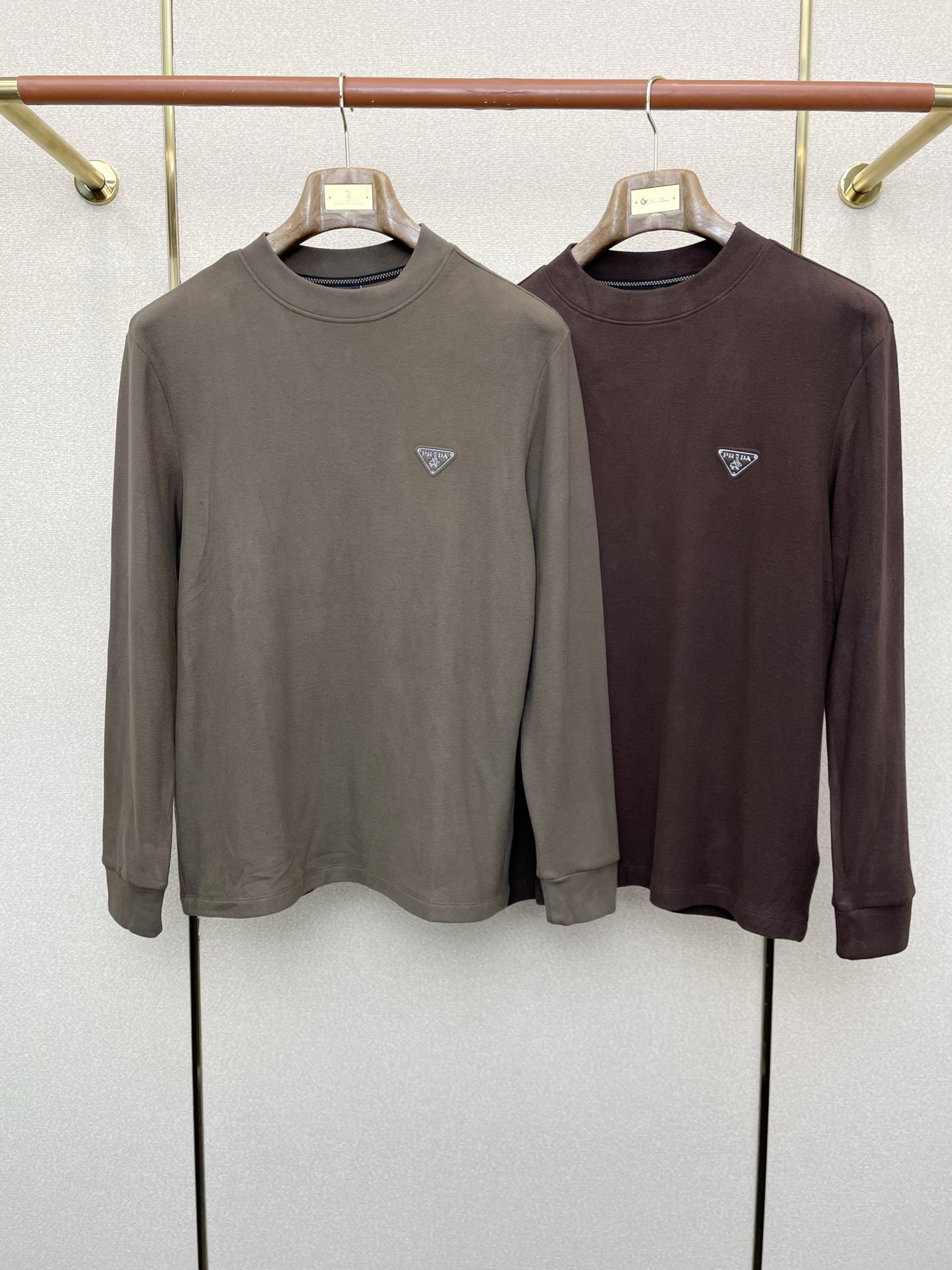 NO:624841,.Prada exclusively supplies new original men's casual fleece long sleeves. High-end customization. High-end version. Fashionable and versatile imported fabrics. Super soft and delicate feel. Skin-friendly and comfortable to wear. High-end boutique. The upper body is finely made by the factory. It is a must-have item for men. Three standards are complete. Size M-4XL,, prada, prada, alexander wang19860909.Prada普拉达独家专供新款原单男士休闲抓绒长袖 高端定制 高端版本 时尚百搭爆款进口面料 手感超柔软细腻 穿着亲肤舒适 高端精品 代工厂精细做上身非常赞 男士必备单品 三标齐全 码数M-4XL,,prada,prada,alexander wang,Men's clothing