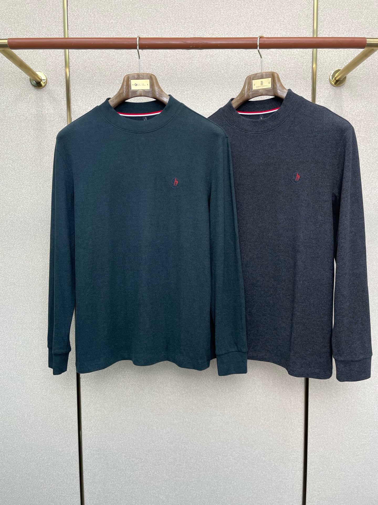 NO:628010,.Moncler muzzle exclusive exclusive new style original men's casual fleece long sleeves, high-end customization, high-end version, fashionable and versatile, popular imported fabrics, super soft and delicate to the touch, skin-friendly and comfortable to wear, high-end boutique, the upper body is exquisitely made by the factory, a must-have item for men, complete with three standards, size M-4XL,, Moncler, alexander wang19860909.Moncler蒙口独家专供新款原单男士休闲抓绒长袖 高端定制 高端版本 时尚百搭爆款进口面料 手感超柔软细腻 穿着亲肤舒适 高端精品 代工厂精细做上身非常赞 男士必备单品 三标齐全 码数M-4XL,,Moncler,alexander wang,Men's clothing