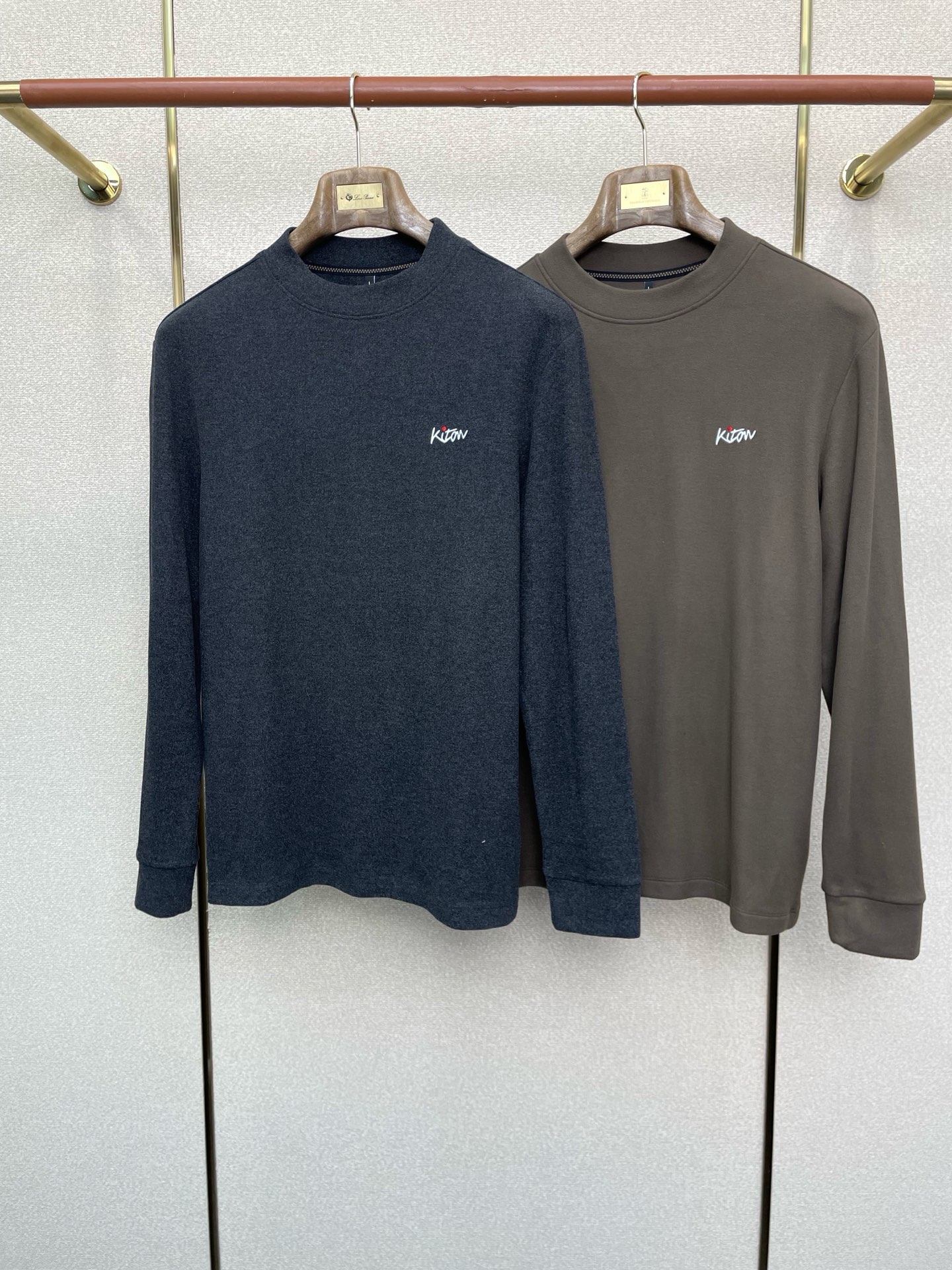 NO:624859,.KITON exclusively supplies the new original men's casual fleece long sleeves. High-end customization. High-end version. Fashionable and versatile imported fabrics. Super soft and delicate feel. Skin-friendly and comfortable to wear. High-end boutique. The upper body is exquisitely made by the factory. A must-have item for men. Three complete standards. Size M-4XL,,alexander wang19860909.KITON独家专供新款原单男士休闲抓绒长袖 高端定制 高端版本 时尚百搭爆款进口面料 手感超柔软细腻 穿着亲肤舒适 高端精品 代工厂精细做上身非常赞 男士必备单品 三标齐全 码数M-4XL,,alexander wang,Men's clothing