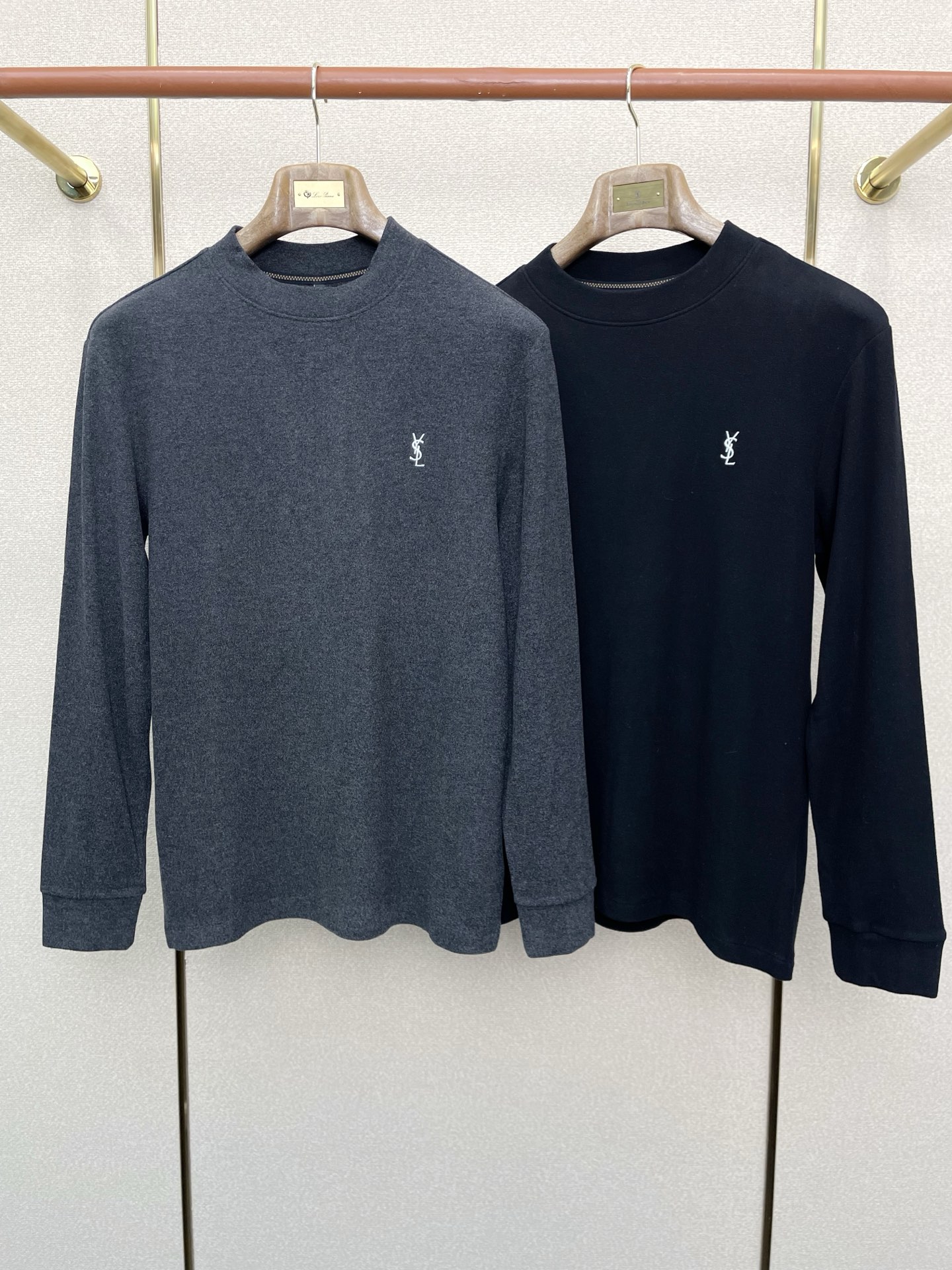 NO:628055,.SAINT LAURENT exclusively supplies new original men's casual fleece long sleeves. High-end customization. High-end version. Fashionable and versatile imported fabrics. Super soft and delicate feel. Skin-friendly and comfortable to wear. High-end boutique. The upper body is finely made by the factory. It is a must-have item for men. Three standards are complete. Size M-4XL, saint laurent, saint laurent, alexander wang19860909.SAINT LAURENT圣罗兰独家专供新款原单男士休闲抓绒长袖 高端定制 高端版本 时尚百搭爆款进口面料 手感超柔软细腻 穿着亲肤舒适 高端精品 代工厂精细做上身非常赞 男士必备单品 三标齐全 码数M-4XL,,saint laurent,saint laurent,alexander wang,Men's clothing