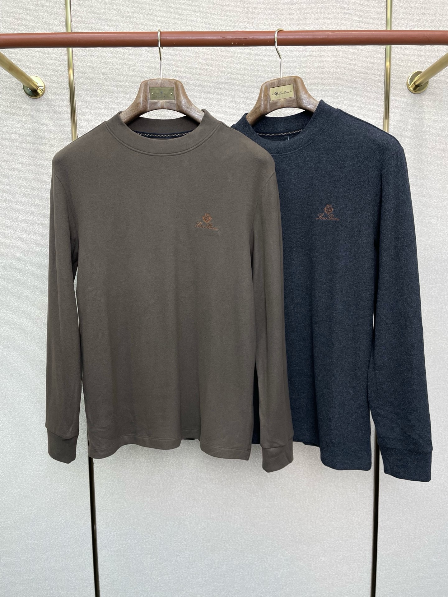 NO:624844,.LP-Loro Piana exclusively provides new original men's casual fleece long sleeves. High-end customization. High-end version. Fashionable and versatile imported fabrics. Super soft and delicate feel. Skin-friendly and comfortable to wear. High-end boutique. The upper body is finely made by the factory. It is a must-have item for men. Three standards are complete. Size M-4XL,,loro piana,loro piana,alexander wang19860909.LP-Loro Piana诺悠翩雅独家专供新款原单男士休闲抓绒长袖 高端定制 高端版本 时尚百搭爆款进口面料 手感超柔软细腻 穿着亲肤舒适 高端精品 代工厂精细做上身非常赞 男士必备单品 三标齐全 码数M-4XL,,loro piana,loro piana,alexander wang,Men's clothing