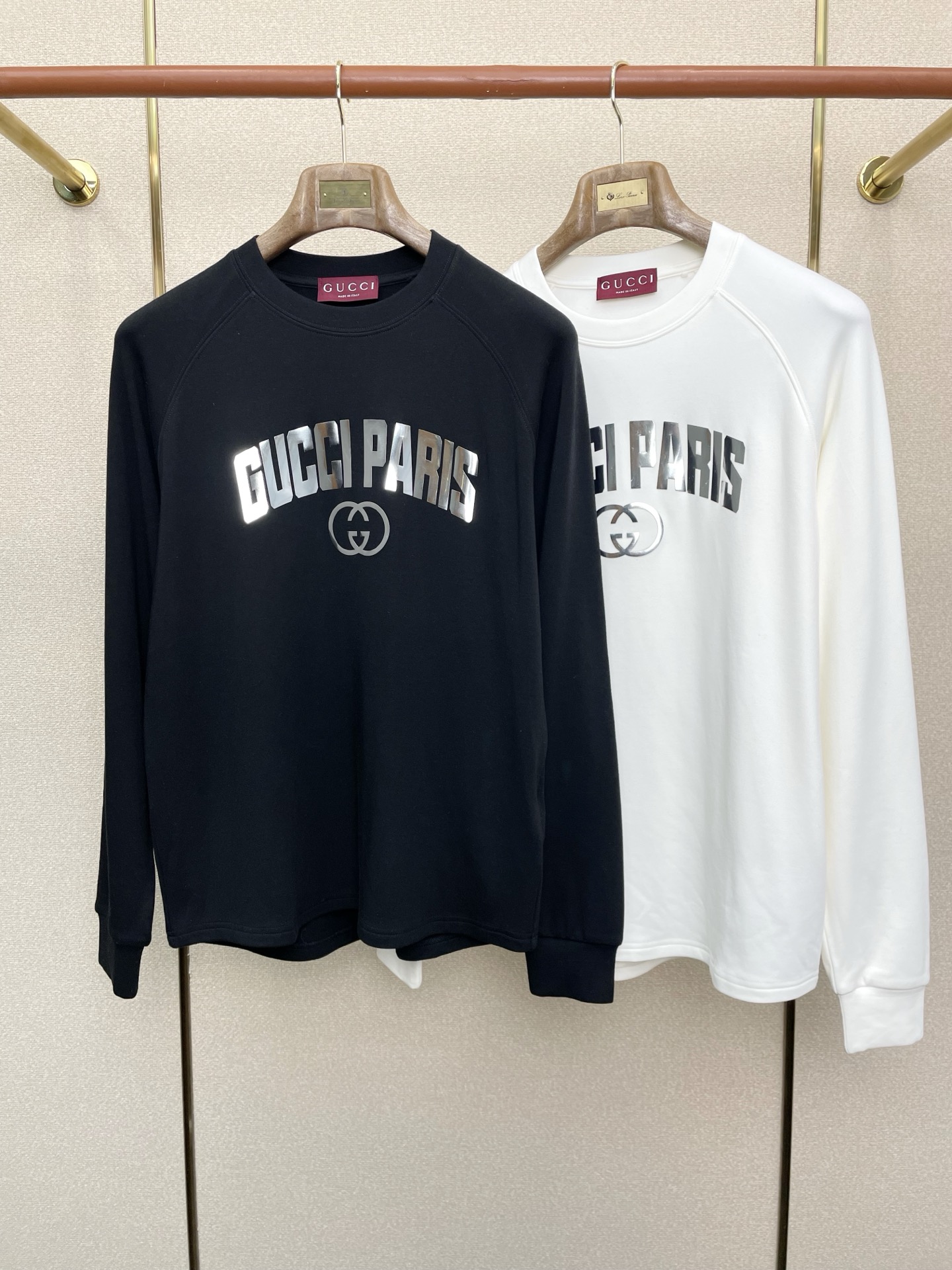 NO:627999,.Gucci Gucci exclusively supplies new original men's casual long sleeves. Fleece fabric lining. Arc hem. High-end customization. High-end version. Fashionable and versatile imported fabrics. Super soft and delicate feel. Skin-friendly and comfortable to wear. High-end boutique. The upper body is finely made by the factory. It is a must-have item for men. Three complete standards. Size M-2XL,,gucci,gucci,alexander wang19860909.Gucci古驰独家专供新款原单男士休闲长袖 内里抓绒面料 圆弧下摆 高端定制 高端版本 时尚百搭爆款进口面料 手感超柔软细腻 穿着亲肤舒适 高端精品 代工厂精细做上身非常赞 男士必备单品 三标齐全 码数M-2XL,,gucci,gucci,alexander wang,Men's clothing