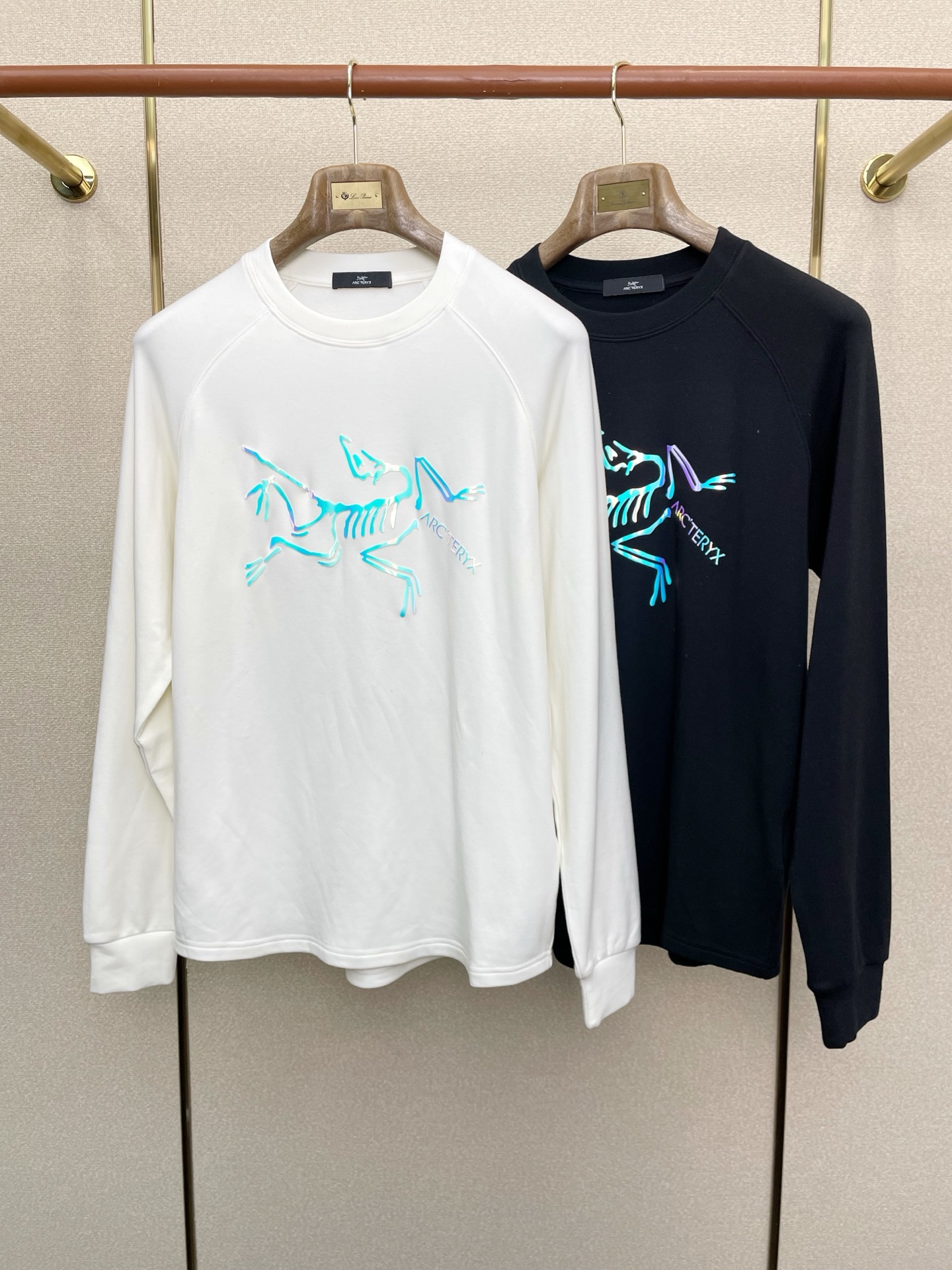 NO:628080,.Arc’teryx exclusively provides new original men’s casual long sleeves. Fleece fabric lining. Arc hem. High-end customization. High-end version. Fashionable and versatile imported fabrics. Super soft and delicate feel. Skin-friendly and comfortable to wear. High-end boutique. The upper body is exquisitely made by the OEM. A must-have item for men. Three complete standards. Size M-2XL, arc’teryx, alexander wang19860909.Arc’teryx始祖鸟独家专供新款原单男士休闲长袖 内里抓绒面料 圆弧下摆 高端定制 高端版本 时尚百搭爆款进口面料 手感超柔软细腻 穿着亲肤舒适 高端精品 代工厂精细做上身非常赞 男士必备单品 三标齐全 码数M-2XL,arc'teryx,alexander wang,Men's clothing