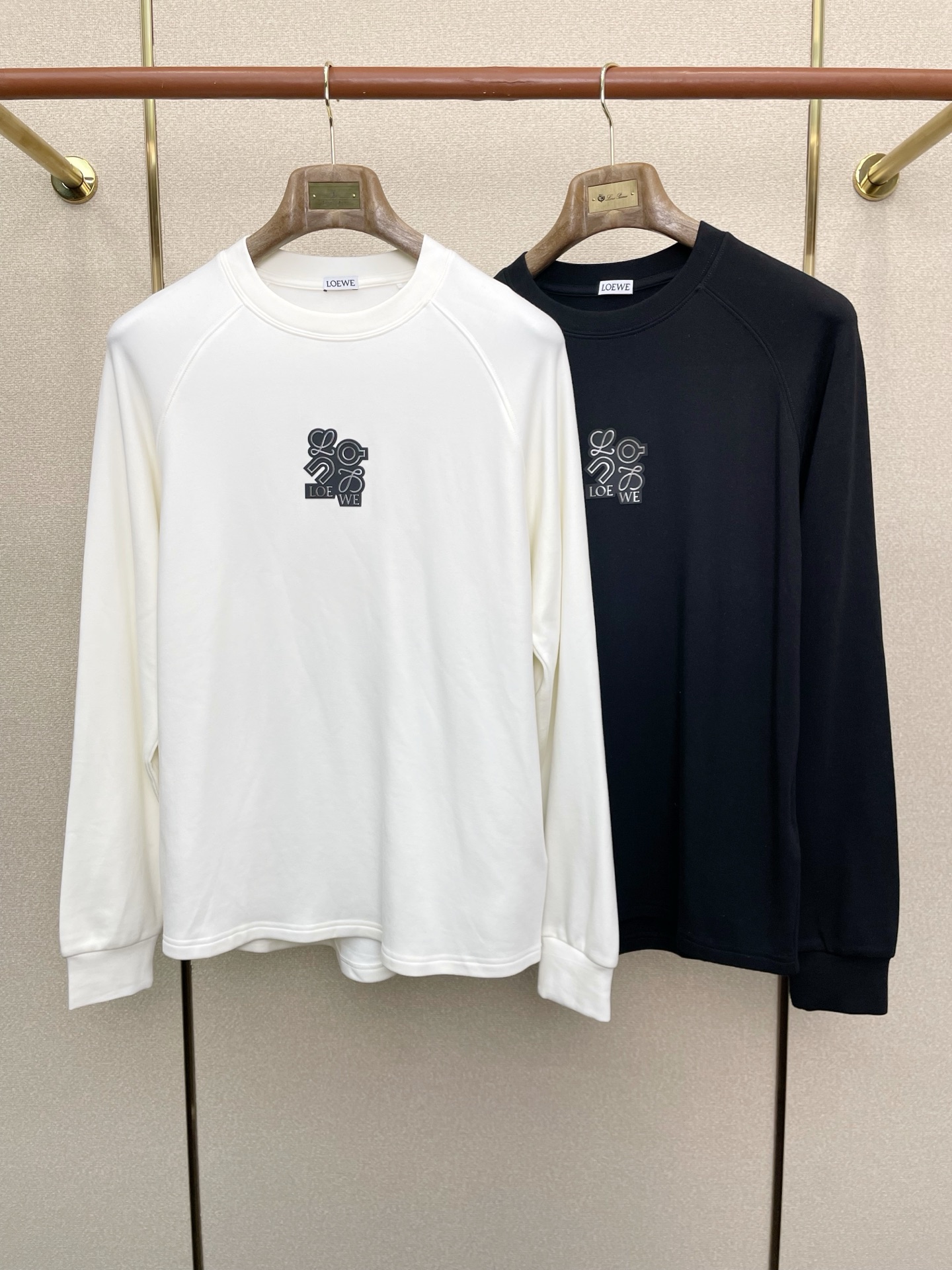 NO:628017,.LOEWE exclusively supplies new original men's casual long sleeves. Lined fleece fabric. Arc hem. High-end customization. High-end version. Fashionable and versatile imported fabrics. Super soft and delicate feel. Skin-friendly and comfortable to wear. High-end boutique. The upper body is exquisitely made by the factory. Men's must-have items. Three standards are complete. Size M-2XL,,loewe,loewe,alexander wang19860909.LOEWE罗意威独家专供新款原单男士休闲长袖 内里抓绒面料 圆弧下摆 高端定制 高端版本 时尚百搭爆款进口面料 手感超柔软细腻 穿着亲肤舒适 高端精品 代工厂精细做上身非常赞 男士必备单品 三标齐全 码数M-2XL,,loewe,loewe,alexander wang,Men's clothing