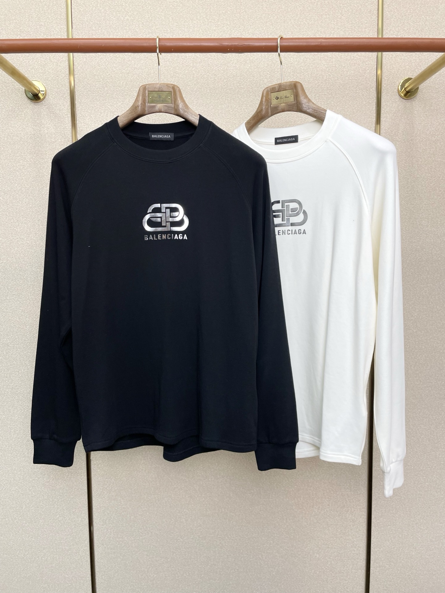 NO:628063,.Balenciaga exclusively supplies new original men's casual long sleeves. Fleece fabric lining. Arc hem. High-end customization. High-end version. Fashionable and versatile imported fabrics. Super soft and delicate feel. Skin-friendly and comfortable to wear. High-end boutique. The upper body made by the factory is very good. Men's must-have items. Three standards are complete. Size M-2XL,,balenciaga,balenciaga,alexander wang19860909.Balenciaga巴黎世家独家专供新款原单男士休闲长袖 内里抓绒面料 圆弧下摆 高端定制 高端版本 时尚百搭爆款进口面料 手感超柔软细腻 穿着亲肤舒适 高端精品 代工厂精细做上身非常赞 男士必备单品 三标齐全 码数M-2XL,,balenciaga,balenciaga,alexander wang,Men's clothing