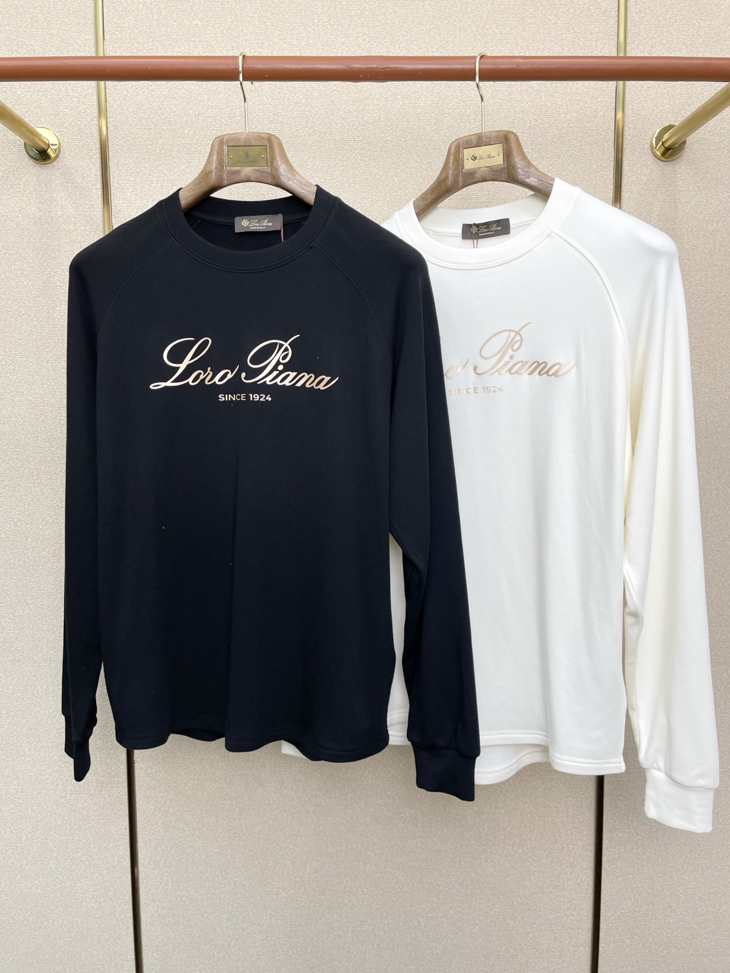 NO:628039,.LP-Loro Piana exclusively provides new original men's casual long-sleeved lining, fleece fabric, arc hem, high-end customization, high-end version, fashionable and versatile imported fabrics, super soft and delicate to the touch, skin-friendly and comfortable to wear, high-end boutique, the upper body is exquisitely made by the OEM, a must-have item for men, complete with three standards, code size M-2XL,,loro piana,loro piana,alexander wang19860909.LP-Loro Piana诺悠翩雅独家专供新款原单男士休闲长袖 内里抓绒面料 圆弧下摆 高端定制 高端版本 时尚百搭爆款进口面料 手感超柔软细腻 穿着亲肤舒适 高端精品 代工厂精细做上身非常赞 男士必备单品 三标齐全 码数M-2XL,,loro piana,loro piana,alexander wang,Men's clothing