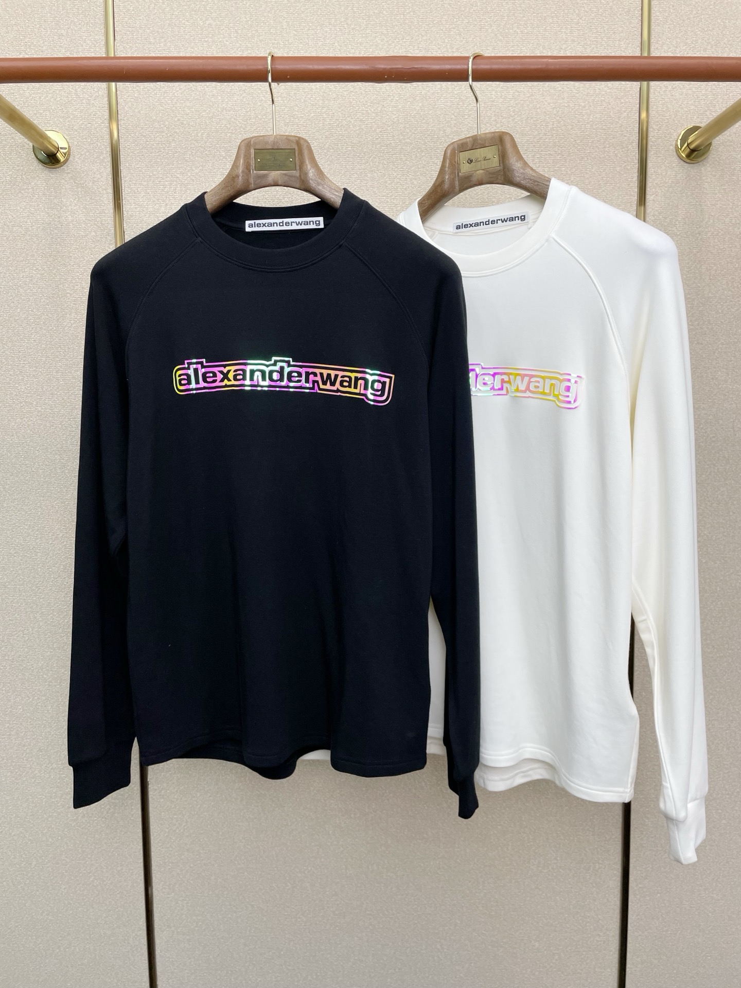 NO:628087,.Alexanderwang exclusively supplies new original men's casual long-sleeved lining with fleece fabric, arc hem, high-end customization, high-end version, fashionable and versatile imported fabrics, super soft and delicate to the touch, skin-friendly and comfortable to wear, high-end boutique, the upper body is exquisitely made by the OEM, a must-have item for men, complete with three standards, size M-2XL,,alexander wang,alexander wang19860909.Alexanderwang亚历山大王独家专供新款原单男士休闲长袖 内里抓绒面料 圆弧下摆 高端定制 高端版本 时尚百搭爆款进口面料 手感超柔软细腻 穿着亲肤舒适 高端精品 代工厂精细做上身非常赞 男士必备单品 三标齐全 码数M-2XL,,alexander wang,alexander wang,Men's clothing