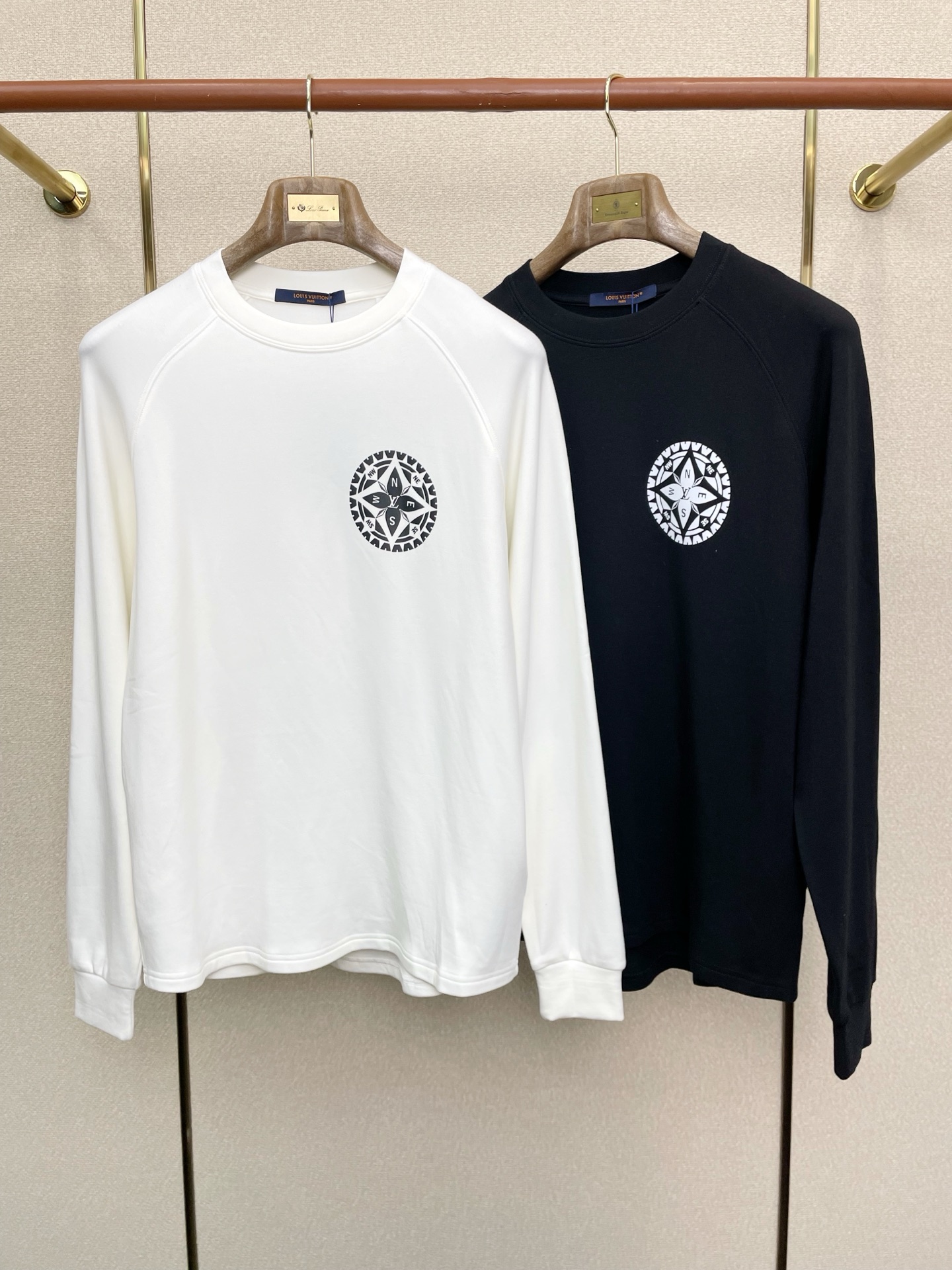 NO:624849,.Louis Vuitton exclusively offers new original men's casual long sleeves. Fleece lining. Arc hem. High-end customization. High-end version. Fashionable and versatile imported fabrics. Super soft and delicate feel. Skin-friendly and comfortable to wear. High-end boutique. The upper body is exquisitely made by the factory. Men's must-have items. Three standards are complete. Size M-2XL,,louis vuitton,louis vuitton,alexander wang19860909.Louis Vuitton路易威登独家专供新款原单男士休闲长袖 内里抓绒面料 圆弧下摆 高端定制 高端版本 时尚百搭爆款进口面料 手感超柔软细腻 穿着亲肤舒适 高端精品 代工厂精细做上身非常赞 男士必备单品 三标齐全 码数M-2XL,,louis vuitton,louis vuitton,alexander wang,Men's clothing