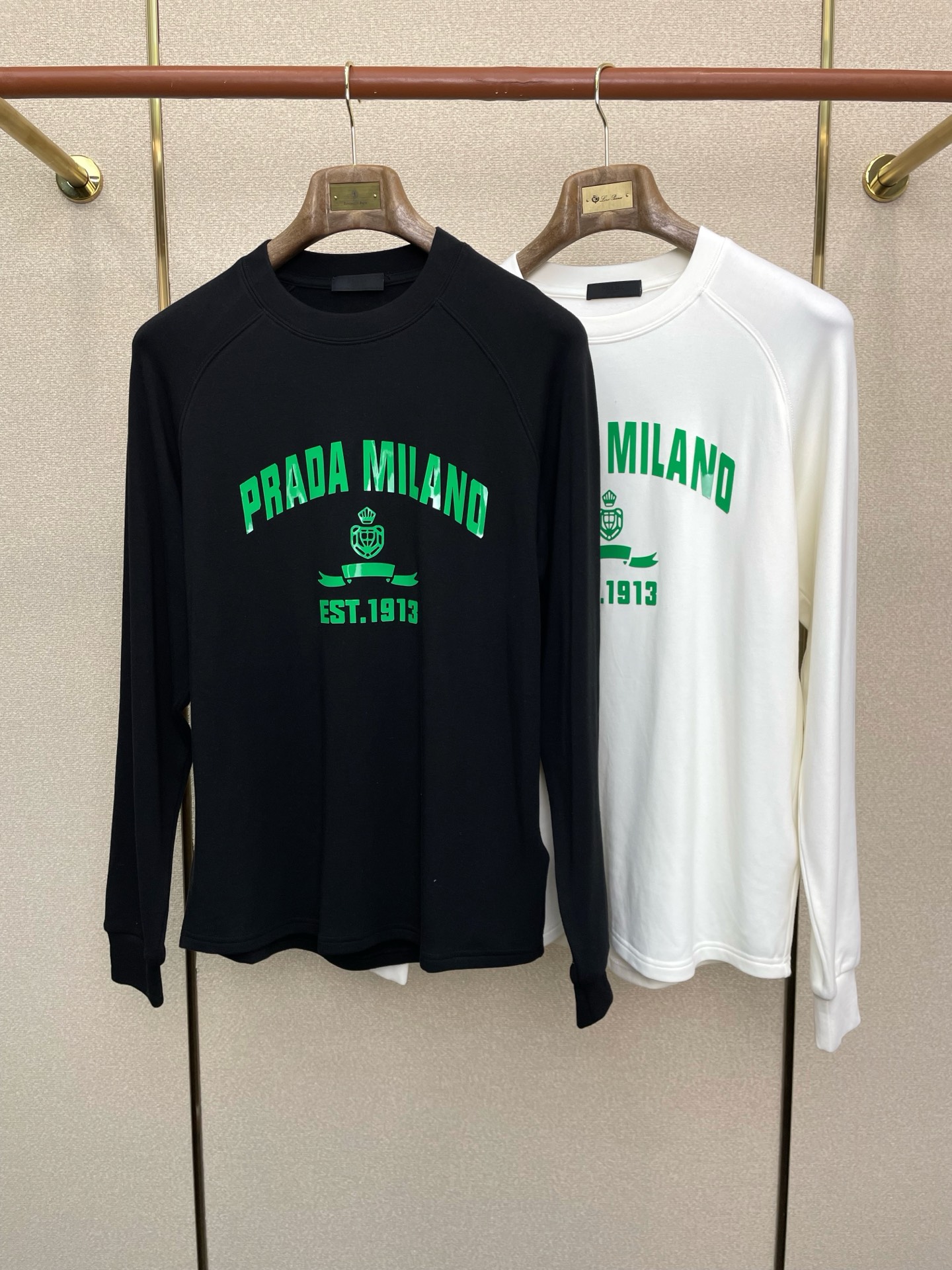 NO:624846,.Prada exclusively supplies new original men's casual long-sleeved lining with fleece fabric, arc hem, high-end customization, high-end version, fashionable and versatile, popular imported fabrics, super soft and delicate to the touch, skin-friendly and comfortable to wear, high-end boutique, the upper body is exquisitely made by the OEM, a must-have item for men, complete with three standards, size M-2XL,, prada, prada, alexander wang19860909.Prada普拉达独家专供新款原单男士休闲长袖 内里抓绒面料 圆弧下摆 高端定制 高端版本 时尚百搭爆款进口面料 手感超柔软细腻 穿着亲肤舒适 高端精品 代工厂精细做上身非常赞 男士必备单品 三标齐全 码数M-2XL,,prada,prada,alexander wang,Men's clothing