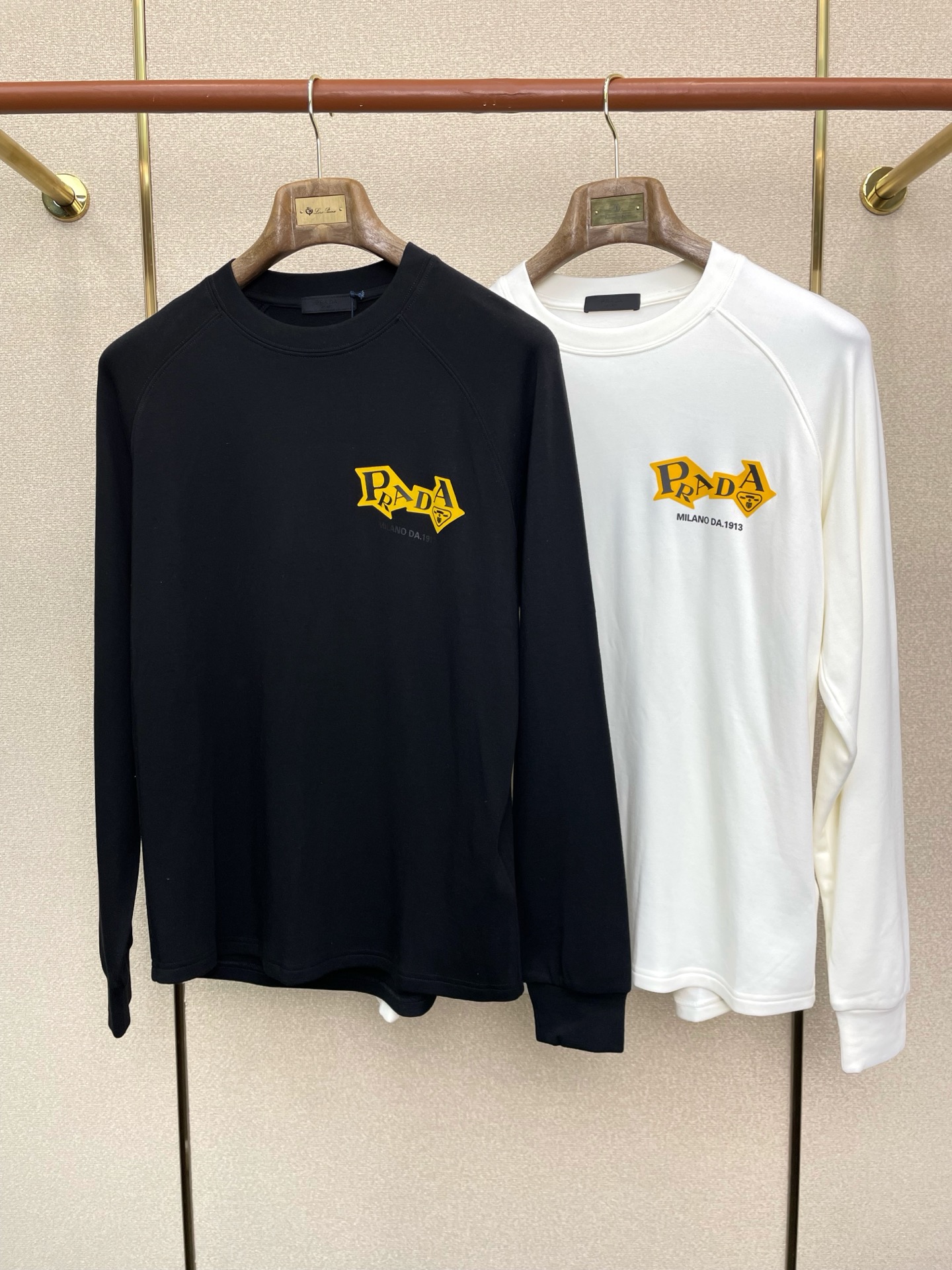 NO:624875,.Prada exclusively supplies new original men's casual long-sleeved lining with fleece fabric, arc hem, high-end customization, high-end version, fashionable and versatile, popular imported fabrics, super soft and delicate to the touch, skin-friendly and comfortable to wear, high-end boutique, the upper body is exquisitely made by the OEM, a must-have item for men, complete with three standards, size M-2XL,, prada, prada, alexander wang19860909.Prada普拉达独家专供新款原单男士休闲长袖 内里抓绒面料 圆弧下摆 高端定制 高端版本 时尚百搭爆款进口面料 手感超柔软细腻 穿着亲肤舒适 高端精品 代工厂精细做上身非常赞 男士必备单品 三标齐全 码数M-2XL,,prada,prada,alexander wang,Men's clothing