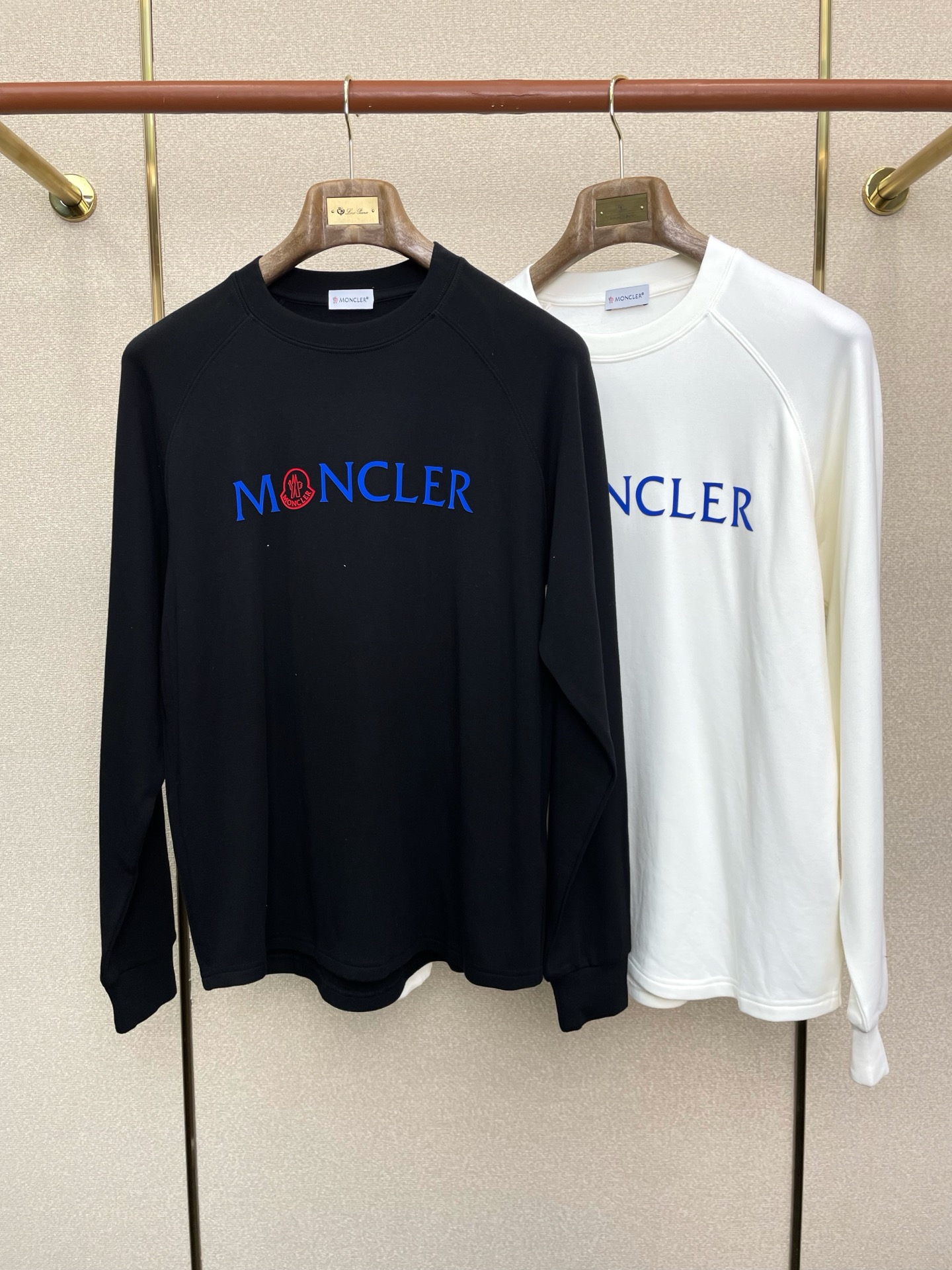 NO:624834,.Exclusively for Moncler, the new original single men's casual long-sleeved, inner fleece fabric, arc hem, high-end customization, high-end version, fashionable and versatile imported fabrics, super soft and delicate feel, skin-friendly and comfortable to wear, high-end boutique, the upper body is exquisitely made by the factory, a must-have item for men, complete with three standards, size M-2XL,,Moncler,alexander wang19860909.Moncler蒙口独家专供新款原单男士休闲长袖 内里抓绒面料 圆弧下摆 高端定制 高端版本 时尚百搭爆款进口面料 手感超柔软细腻 穿着亲肤舒适 高端精品 代工厂精细做上身非常赞 男士必备单品 三标齐全 码数M-2XL,,Moncler,alexander wang,Men's clothing
