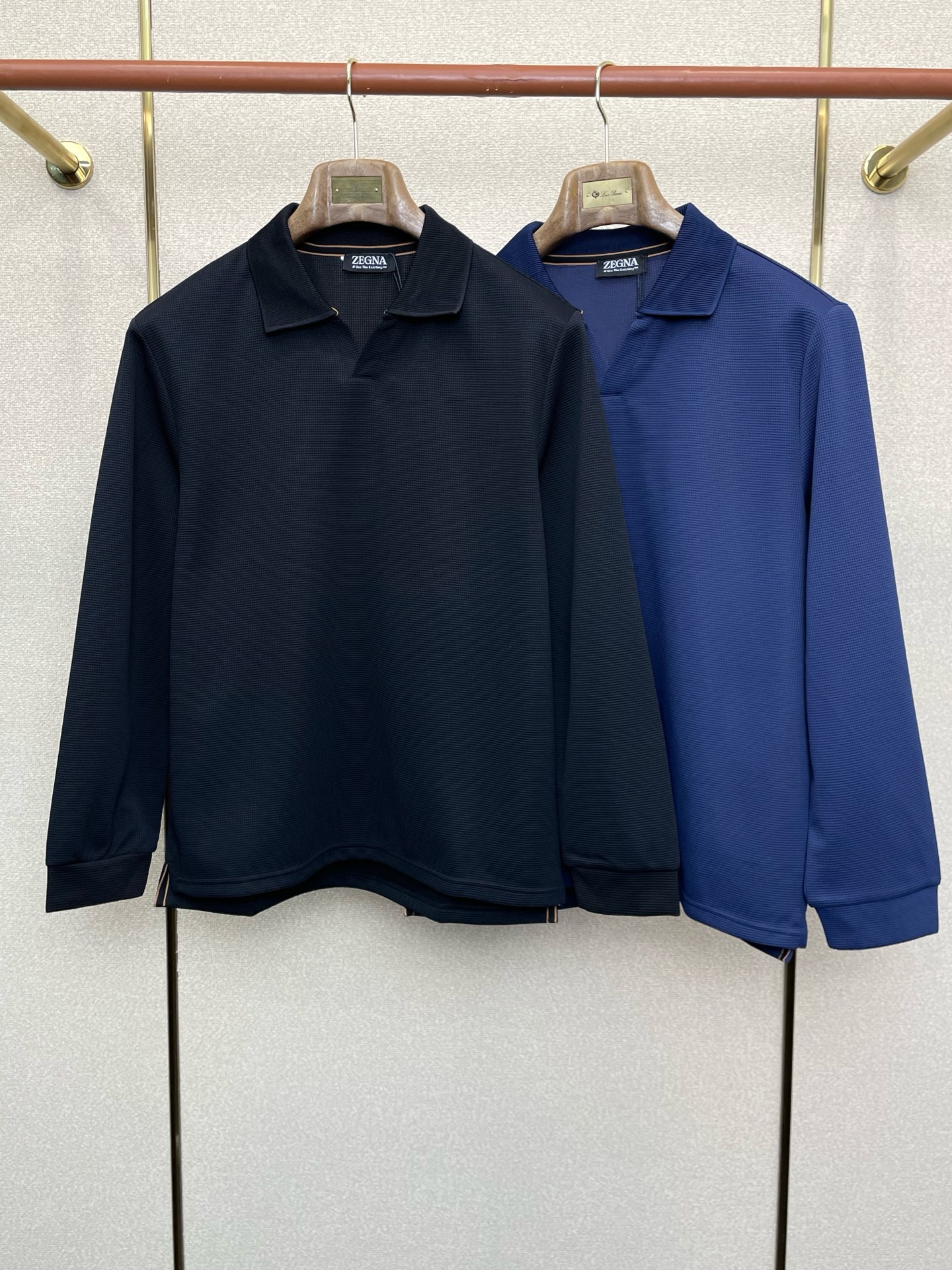 NO:628004,.ZEGNA Zegna exclusively provides new original single men's casual lapel long sleeves. High-end customization. High version. Fashionable and versatile imported fabrics. Super soft and delicate feel. Skin-friendly and comfortable to wear. High-end boutique. The upper body is finely made by the OEM. It is a must-have item for men. Three standards are complete. Size M-3XL,,zegna,alexander wang19860909.ZEGNA杰尼亚独家专供新款原单男士休闲翻领长袖 高端定制 高版本 时尚百搭爆款进口面料 手感超柔软细腻 穿着亲肤舒适 高端精品 代工厂精细做上身非常赞 男士必备单品 三标齐全 码数M-3XL,,zegna,alexander wang,Men's clothing