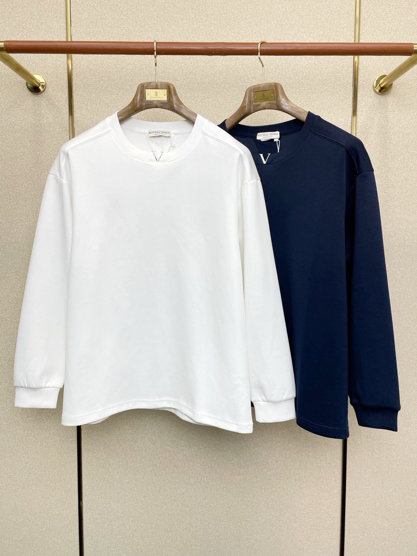 NO:628023,.Bottega Veneta Bottega Veneta exclusively provides new original men's casual round neck sweatshirts. High-end customization. High version. Fashionable and versatile imported fabrics. Super soft and delicate feel. Skin-friendly and comfortable to wear. High-end boutique. The upper body is finely made by the factory. It is a must-have item for men. Complete three standards. Size M-3XL,,bottega veneta,bottega veneta,hoodie,sweatshirts,alexander wang19860909.Bottega Veneta葆蝶家独家专供新款原单男士休闲圆领卫衣 高端定制 高版本 时尚百搭爆款进口面料 手感超柔软细腻 穿着亲肤舒适 高端精品 代工厂精细做上身非常赞 男士必备单品 三标齐全 码数M-3XL,,bottega veneta,bottega veneta,hoodie,sweatshirts,alexander wang,Men's clothing