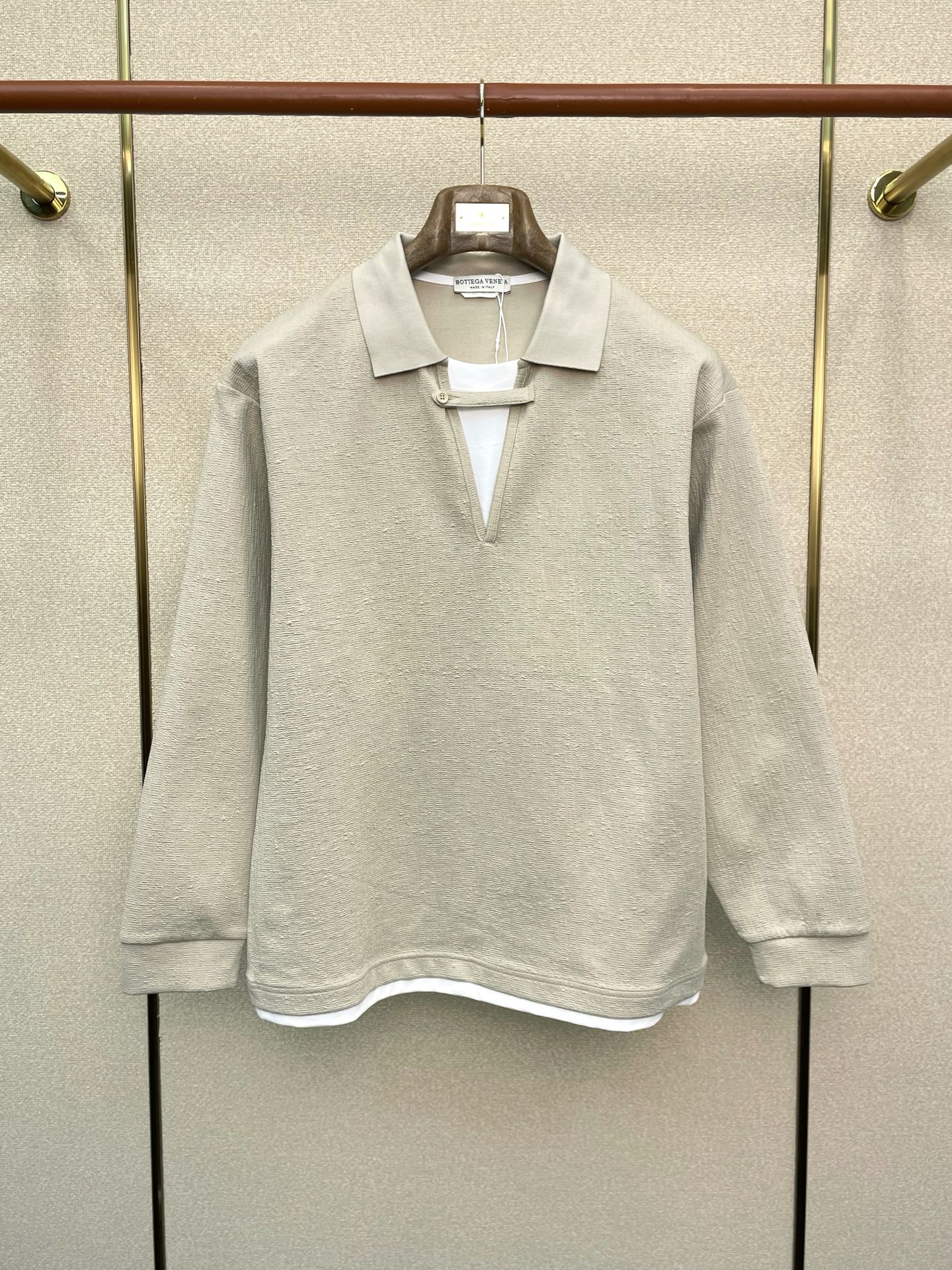 NO:628072,.Bottega Veneta Bottega Veneta exclusively provides new original men's casual lapel fake two-piece sweatshirts. High-end customization. High version. Fashionable and versatile imported fabrics. Super soft and delicate feel. Skin-friendly and comfortable to wear. High-end boutique. The upper body is finely made by the factory. It is a must-have item for men. Three complete standards. Size M-3XL,,bottega veneta,bottega veneta,hoodie,sweatshirts,alexander wang19860909.Bottega Veneta葆蝶家独家专供新款原单男士休闲翻领假两件卫衣 高端定制 高版本 时尚百搭爆款进口面料 手感超柔软细腻 穿着亲肤舒适 高端精品 代工厂精细做上身非常赞 男士必备单品 三标齐全 码数M-3XL,,bottega veneta,bottega veneta,hoodie,sweatshirts,alexander wang,Men's clothing