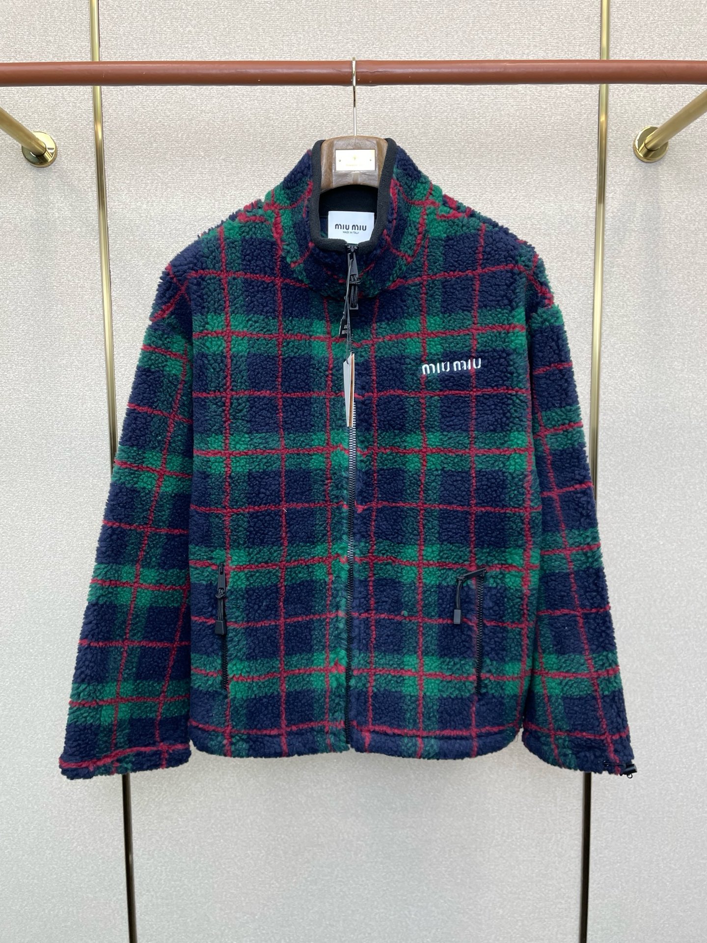 NO:624872,.Miumiu exclusive exclusive new original men's casual stand-up collar sherpa jacket, high-end customization, high version, fashionable and versatile, super soft and delicate feel, skin-friendly and comfortable to wear, high-end boutique, the upper body is exquisitely made by the factory, a must-have item for men, three complete standards, sizes S-XL,,miumiu,jackets & coats,alexander wang19860909.Miumiu谬谬独家专供 新款原单男士休闲立领羊羔绒外套 高端定制 高版本 时尚百搭爆款 手感超柔软细腻 穿着亲肤舒适 高端精品 代工厂精细做上身非常赞 男士必备单品 三标齐全 尺码S-XL,,miumiu,jackets & coats,alexander wang,Men's clothing