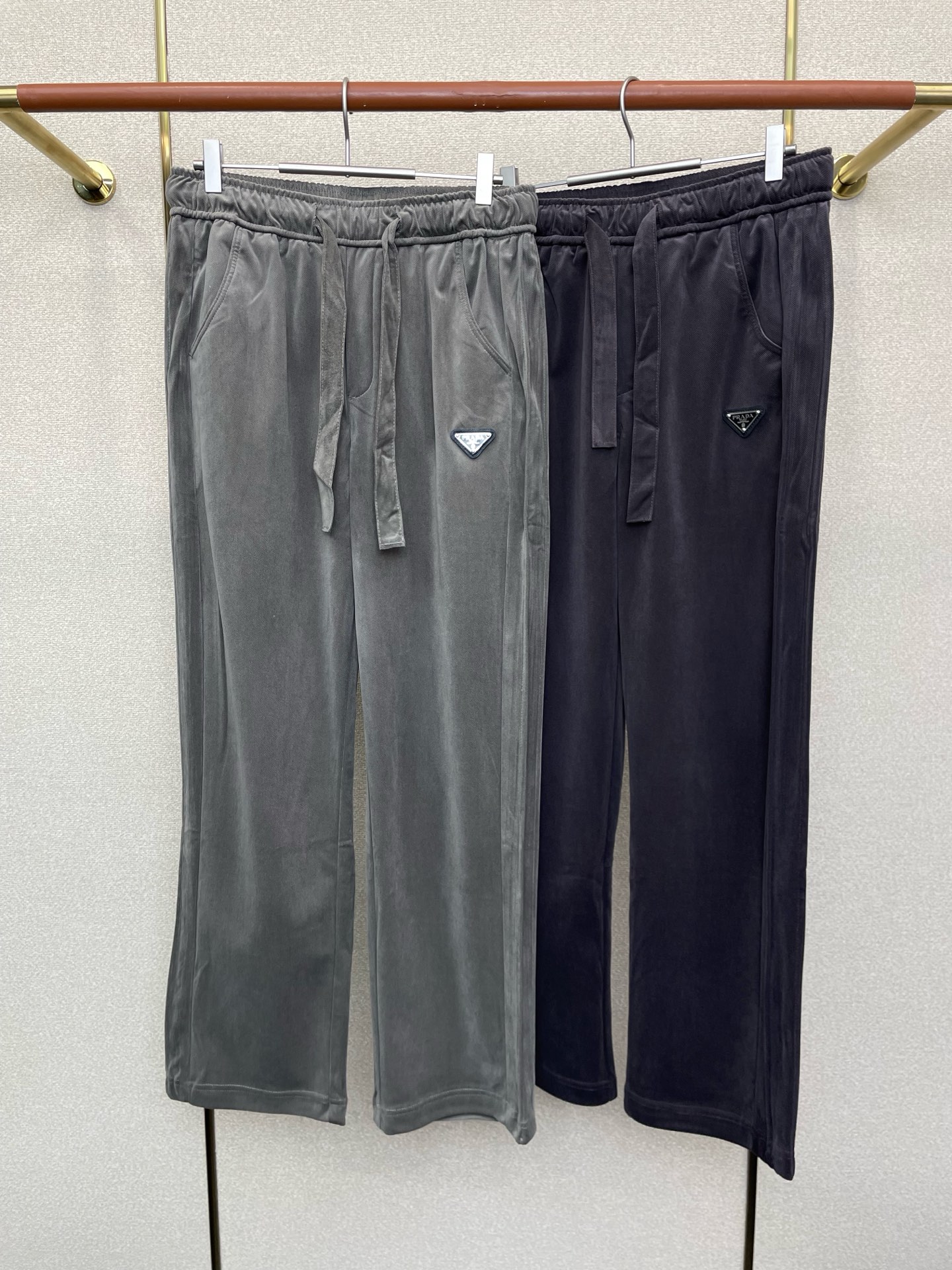 NO:624803,.Prada exclusively offers new casual pants and drawstring trousers for men and women, high-end versions!  Custom-made fabrics at the counter are highly breathable and comfortable, with impeccable details and brand element design concepts, reflecting high quality. It feels delicate and soft!  It presents a casual cut and the upper body shape is awesome!  Size S-4XL,,prada,prada,alexander wang19860909.Prada普拉达独家专供新款 休闲裤 抽绳长裤 男女同款 高端版本！专柜定制面料 透气舒适度高,细节无可挑剔,品牌元素设计理念,体现高品质.手感细腻柔软！呈现休闲裁剪,上身版型超赞！码数S-4XL,,prada,prada,alexander wang,Men's clothing