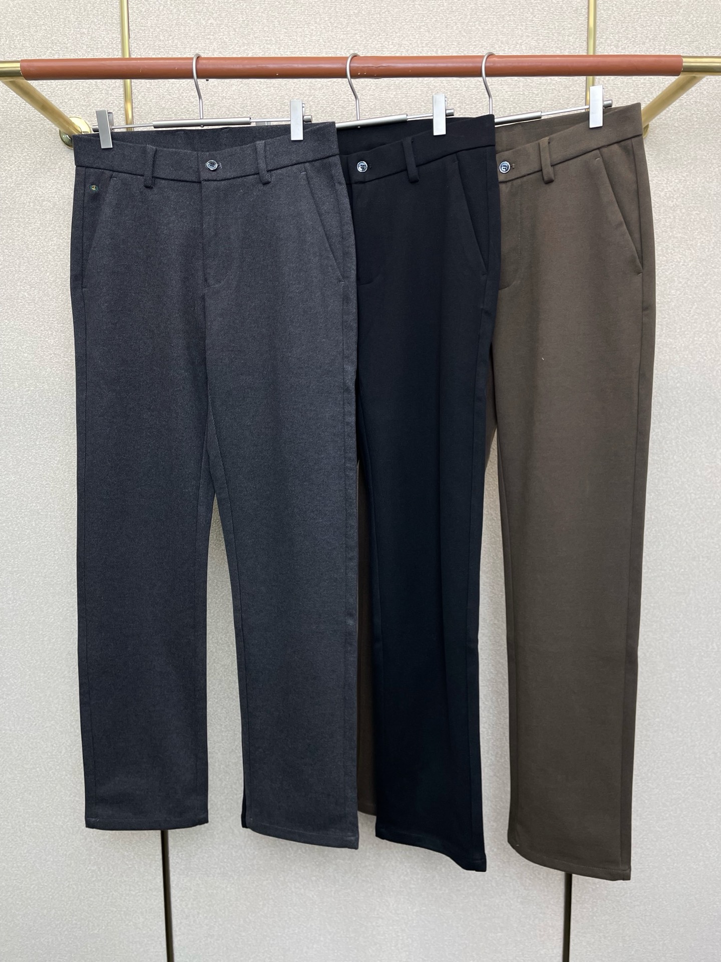 NO:624806,.ZEGNA exclusively offers high-end versions of new casual pants!  Custom-made fabrics at the counter are highly breathable and comfortable, with impeccable details and brand element design concepts, reflecting high quality. It feels delicate and soft!  It presents a casual cut and the upper body shape is awesome!  Code number 29-38,,zegna,alexander wang19860909.ZEGNA杰尼亚独家专供新款 休闲裤 高端版本！专柜定制面料 透气舒适度高,细节无可挑剔,品牌元素设计理念,体现高品质.手感细腻柔软！呈现休闲裁剪,上身版型超赞！码数29-38,,zegna,alexander wang,Men's clothing