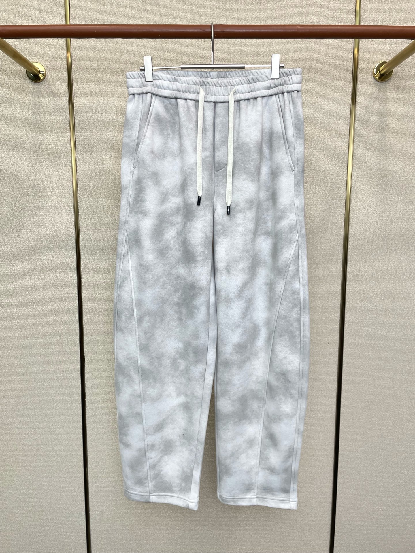 NO:624812,.Louis Vuitton exclusively offers new casual pants and drawstring trousers for men and women, high-end versions!  Custom-made fabrics at the counter are highly breathable and comfortable, with impeccable details and brand element design concepts, reflecting high quality. It feels delicate and soft!  It presents a casual cut and the upper body shape is awesome!  Size S-4XL,,louis vuitton,louis vuitton,alexander wang19860909.Louis Vuitton路易威登独家专供新款 休闲裤 抽绳长裤 男女同款 高端版本！专柜定制面料 透气舒适度高,细节无可挑剔,品牌元素设计理念,体现高品质.手感细腻柔软！呈现休闲裁剪,上身版型超赞！码数S-4XL,,louis vuitton,louis vuitton,alexander wang,Men's clothing