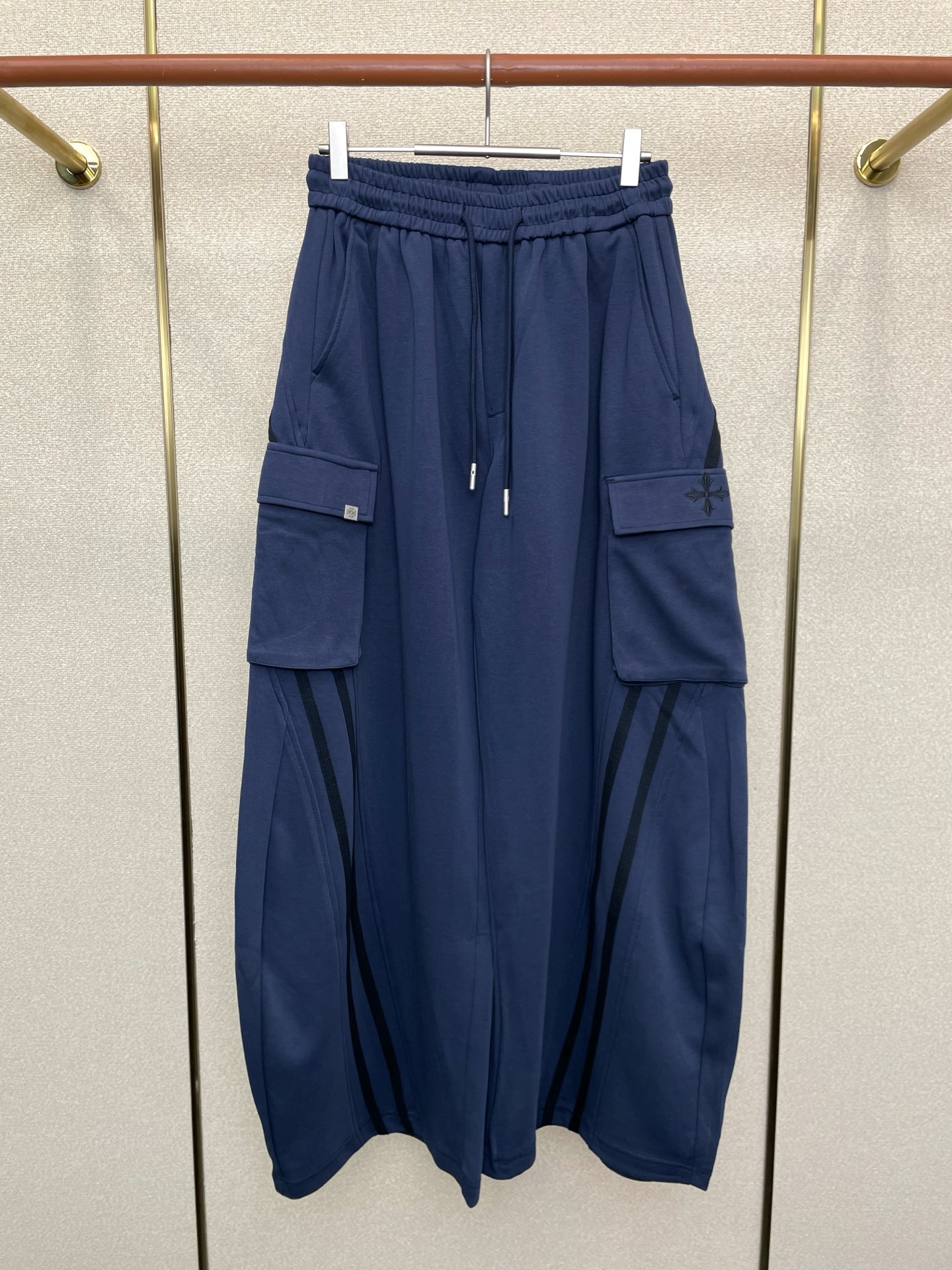 NO:624818,.Chrome Hearts exclusively offers new casual pants and drawstring trousers for men and women, high-end versions!  Custom-made fabrics at the counter are highly breathable and comfortable, with impeccable details and brand element design concepts, reflecting high quality. It feels delicate and soft!  It presents a casual cut and the upper body shape is awesome!  Size S-XL,,chrome hearts,chrome hearts,alexander wang19860909.chrome hearts克罗心独家专供新款 休闲裤 抽绳长裤 男女同款 高端版本！专柜定制面料 透气舒适度高,细节无可挑剔,品牌元素设计理念,体现高品质.手感细腻柔软！呈现休闲裁剪,上身版型超赞！码数S-XL,,chrome hearts,chrome hearts,alexander wang,Men's clothing