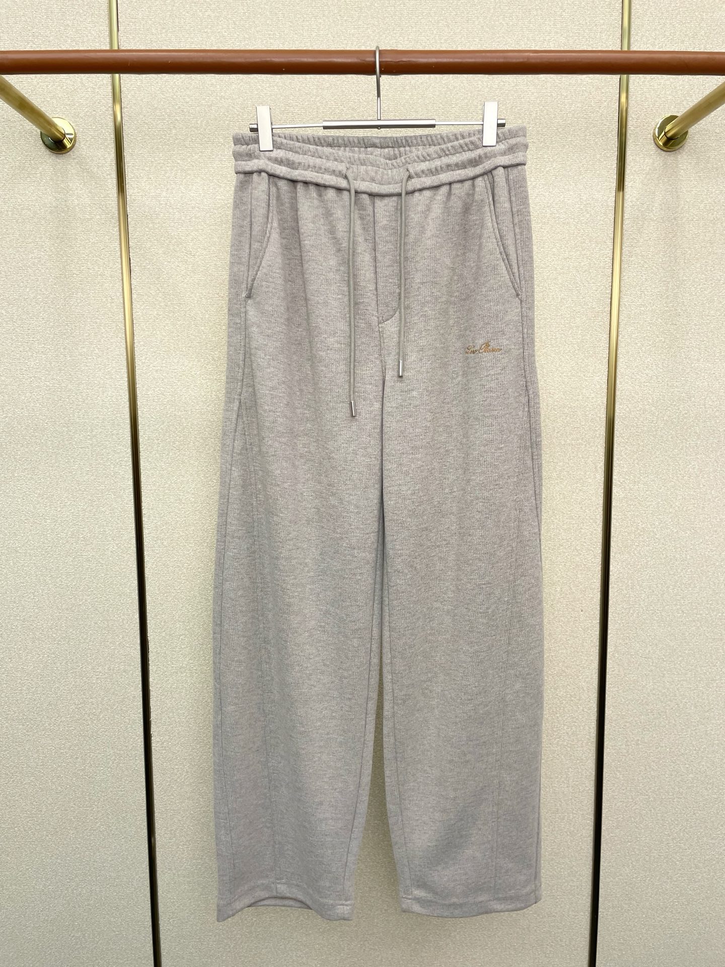 NO:624830,.LP-Loro Piana exclusively provides new casual pants and drawstring trousers for men and women, high-end version!  Custom-made fabrics at the counter are highly breathable and comfortable, with impeccable details and brand element design concepts, reflecting high quality. It feels delicate and soft!  It presents a casual cut and the upper body shape is awesome!  Size S-4XL,,loro piana,loro piana,alexander wang19860909.LP-Loro Piana诺悠翩雅独家专供新款 休闲裤 抽绳长裤 男女同款 高端版本！专柜定制面料 透气舒适度高,细节无可挑剔,品牌元素设计理念,体现高品质.手感细腻柔软！呈现休闲裁剪,上身版型超赞！码数S-4XL,,loro piana,loro piana,alexander wang,Men's clothing