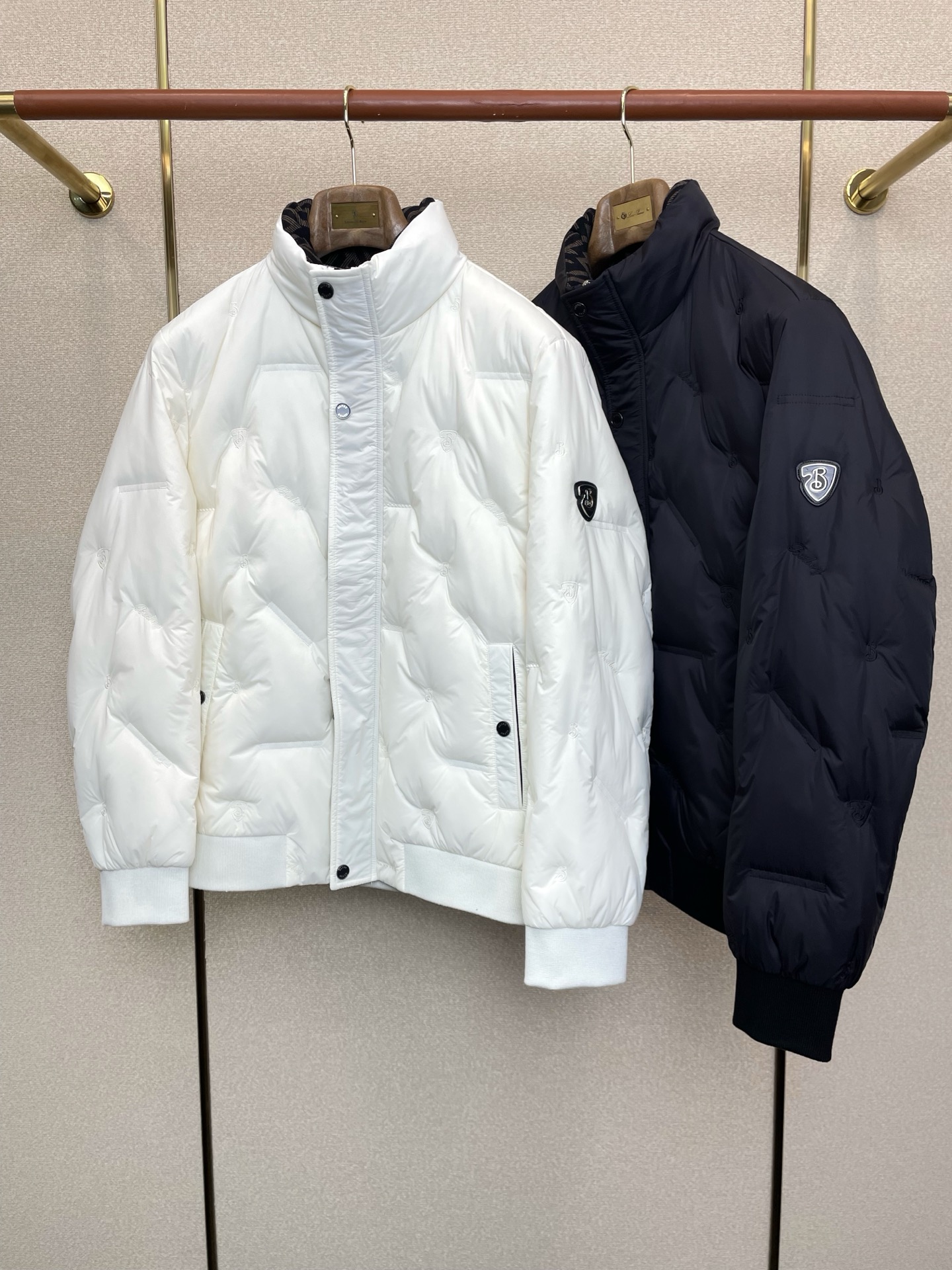 NO:628108,. Down Jacket - BURBERRY exclusively supplies down jackets. Trading company channels are rare. It is a must-have warm item for cooling weather. It can be worn for daily or outdoor sports. It is wear-resistant, scratch-resistant and easy to care for. It is paired with large square quilting technology to create a fluffy and full overall effect. It also has a strong thermal insulation and temperature locking effect, so that you are not afraid of the cold outdoor weather in autumn and winter! Size M-3XL,, burberry, burberry, down jacket, alexander  wang19860909.羽绒服-BURBERRY巴宝莉独家专供羽绒服.贸易公司渠道稀出,降温天气必备的保暖单品,不论是日常还是户外运动都能穿.耐磨防刮易打理,在搭配大方格绗缝工艺,打造蓬松饱满的整体效果,兼顾强悍的保暖锁温效果,让你无惧秋冬季寒冷的户外天气! 尺码M-3XL,,burberry,burberry,down jacket,alexander wang,Men's clothing