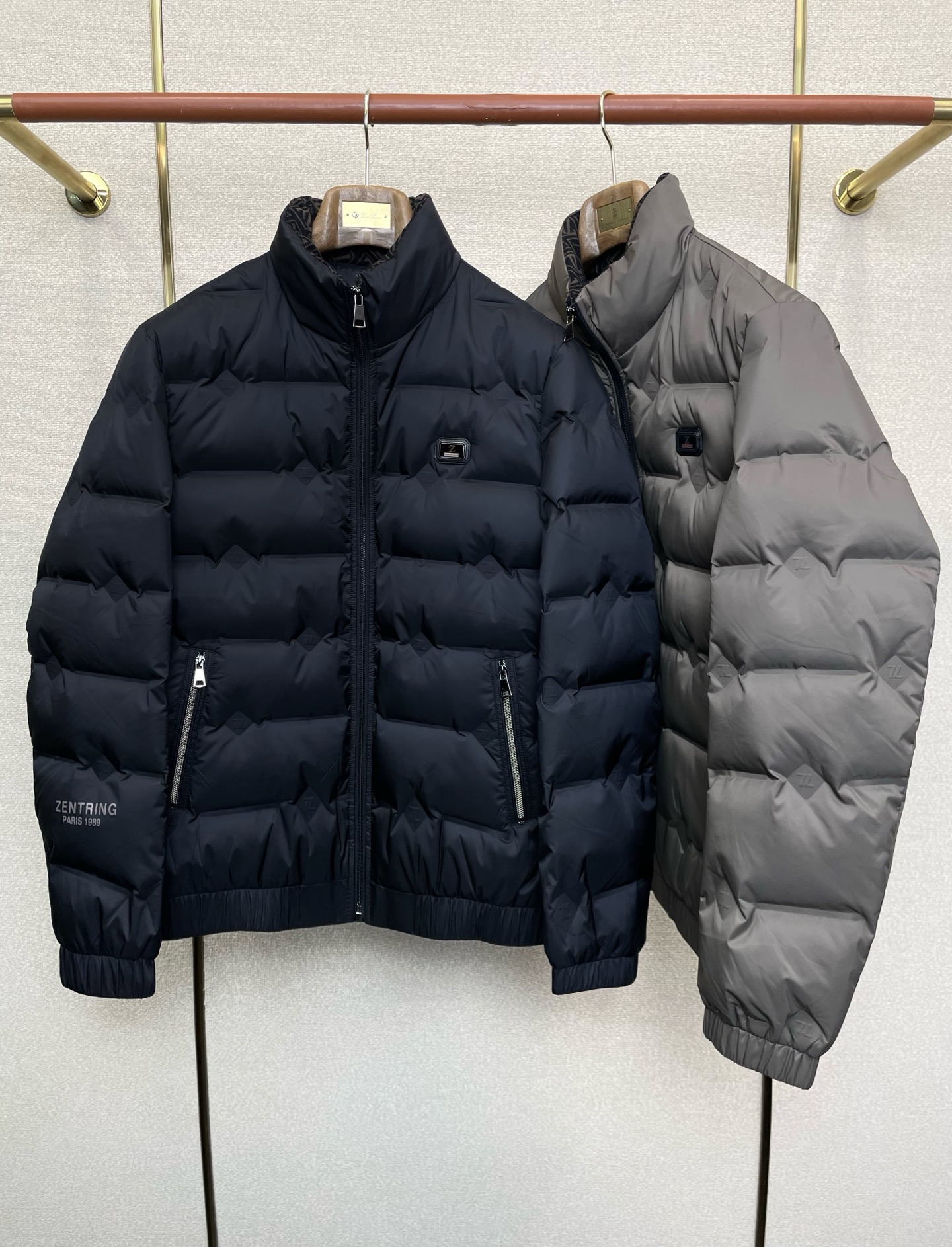 NO:628088,. Down jacket - ZEGNA exclusively supplies down jackets. Trading company channels are rare. It is a must-have warm item for cooling weather. It can be worn for daily or outdoor sports. It is wear-resistant, scratch-resistant and easy to care for. It is paired with large square quilting technology to create a fluffy and full overall effect. It also has a strong thermal insulation and temperature locking effect, so that you are not afraid of the cold outdoor weather in autumn and winter! Size M-3XL,,zegna,down jacket,alexander wang19860909.羽绒服-ZEGNA杰尼亚独家专供羽绒服.贸易公司渠道稀出,降温天气必备的保暖单品,不论是日常还是户外运动都能穿.耐磨防刮易打理,在搭配大方格绗缝工艺,打造蓬松饱满的整体效果,兼顾强悍的保暖锁温效果,让你无惧秋冬季寒冷的户外天气! 尺码M-3XL,,zegna,down jacket,alexander wang,Men's clothing