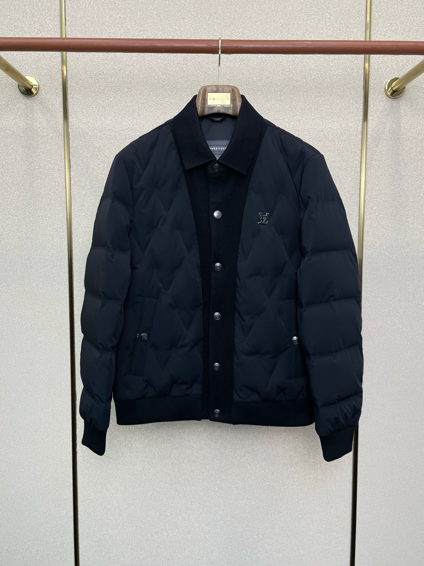 NO:628125,. Down jacket - Louis Vuitton exclusively supplies down jackets. Trading company channels are rare. It is a must-have warm item for cooling weather. It can be worn for daily or outdoor sports. It is wear-resistant, scratch-resistant and easy to care for. It is paired with large square quilting technology to create a fluffy and full overall effect. It also has a strong thermal insulation effect, so that you are not afraid of the cold outdoor weather in autumn and winter! Size M-3XL, louis vuitton, louis  vuitton,down jacket,alexander wang19860909.羽绒服-Louis Vuitton路易威登独家专供羽绒服.贸易公司渠道稀出,降温天气必备的保暖单品,不论是日常还是户外运动都能穿.耐磨防刮易打理,在搭配大方格绗缝工艺,打造蓬松饱满的整体效果,兼顾强悍的保暖锁温效果,让你无惧秋冬季寒冷的户外天气! 尺码M-3XL,,louis vuitton,louis vuitton,down jacket,alexander wang,Men's clothing