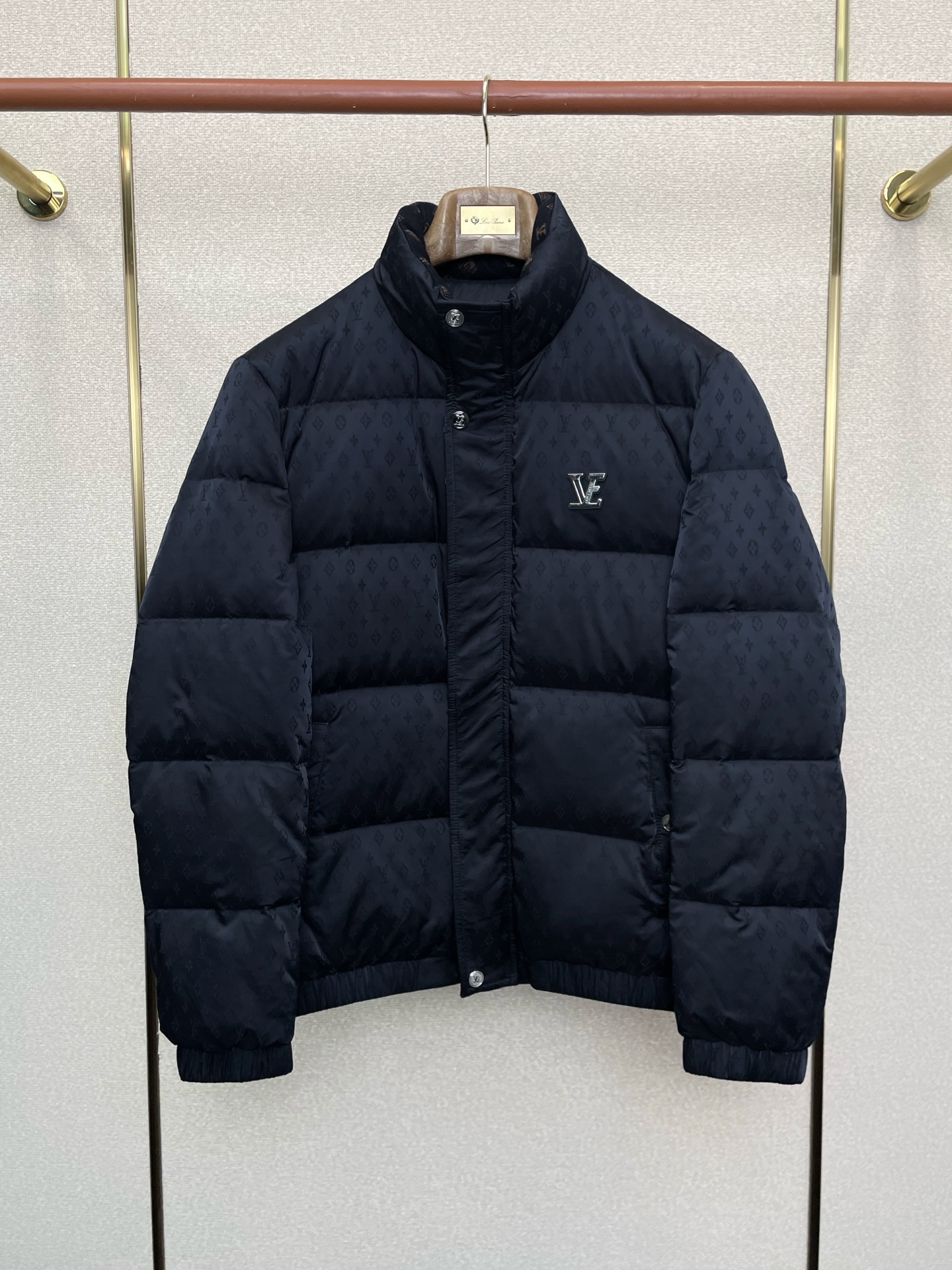 NO:628073,. Down jacket - Louis Vuitton exclusively supplies down jackets. Trading company channels are rare. It is a must-have warm item for cooling weather. It can be worn for daily or outdoor sports. It is wear-resistant, scratch-resistant and easy to care for. It is paired with large square quilting technology to create a fluffy and full overall effect. It also has a strong thermal insulation effect, so that you are not afraid of the cold outdoor weather in autumn and winter! Size M-3XL, louis vuitton, louis  vuitton,down jacket,alexander wang19860909.羽绒服-Louis Vuitton路易威登独家专供羽绒服.贸易公司渠道稀出,降温天气必备的保暖单品,不论是日常还是户外运动都能穿.耐磨防刮易打理,在搭配大方格绗缝工艺,打造蓬松饱满的整体效果,兼顾强悍的保暖锁温效果,让你无惧秋冬季寒冷的户外天气! 尺码M-3XL,,louis vuitton,louis vuitton,down jacket,alexander wang,Men's clothing