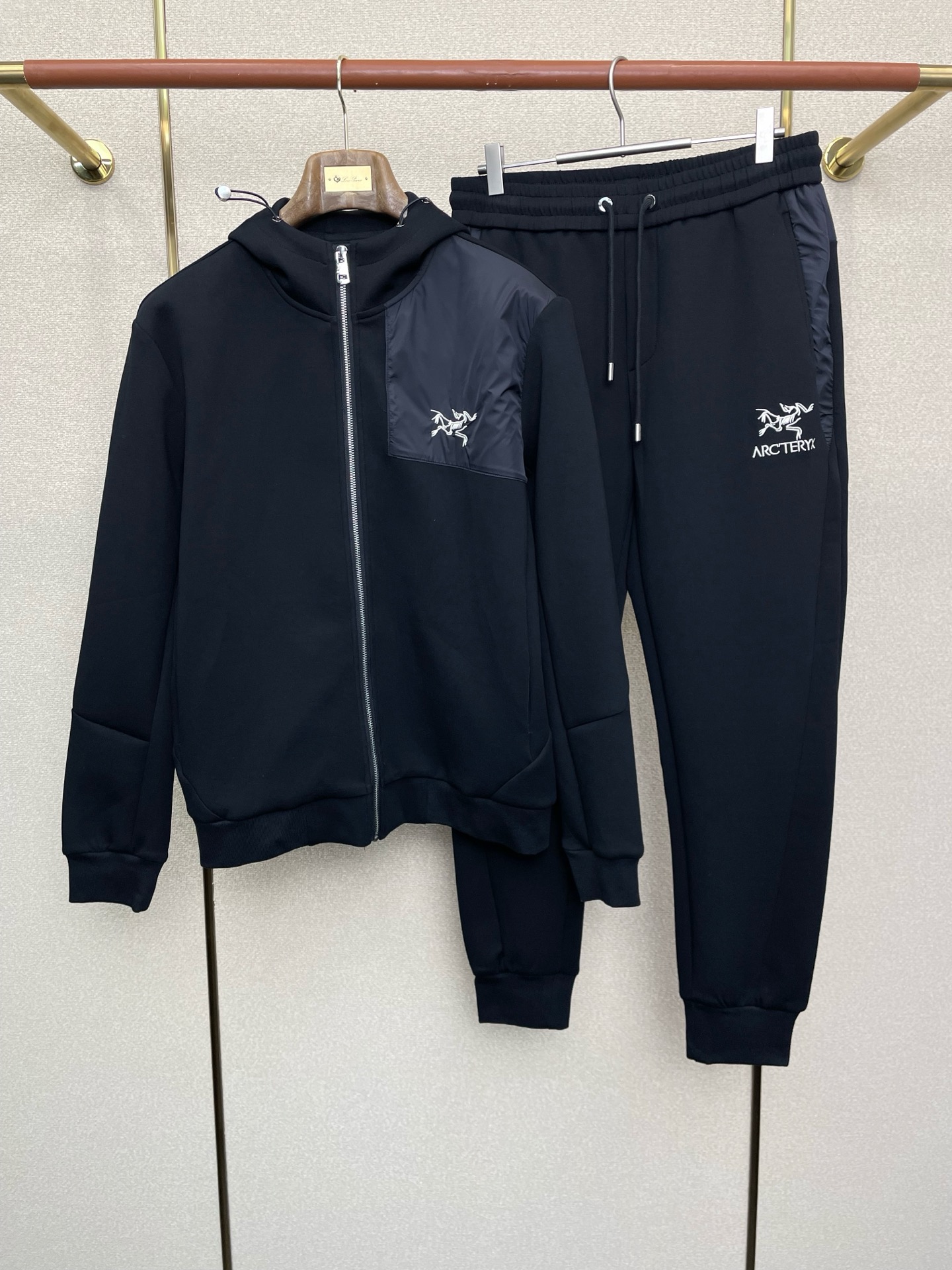 NO:628045,/Set. Arc’teryx exclusively offers the same sports suit in new counters, full of high-end feel!  The details are exquisite and high-end, and the workmanship is impeccable!  The imported fabric is three-dimensional and exquisite. The original high-end double-sided jersey fabric is very high-end!  The fabric is stiff, wrinkle-resistant and wear-resistant, moisture-absorbent, quick-drying and breathable, neat and stylish. Size M-3XL, arc'teryx, alexander wang19860909/套. Arc’teryx始祖鸟独家专供新款专柜同款运动套装 高级感满满！细节精致高档,做工无可挑剔！进口面料 立体精致细腻.原版高端双面平纹针织面料很显高级！面料挺括抗皱耐磨,吸湿速干透气,利落有型.码数M-3XL,arc'teryx,alexander wang,Men's clothing