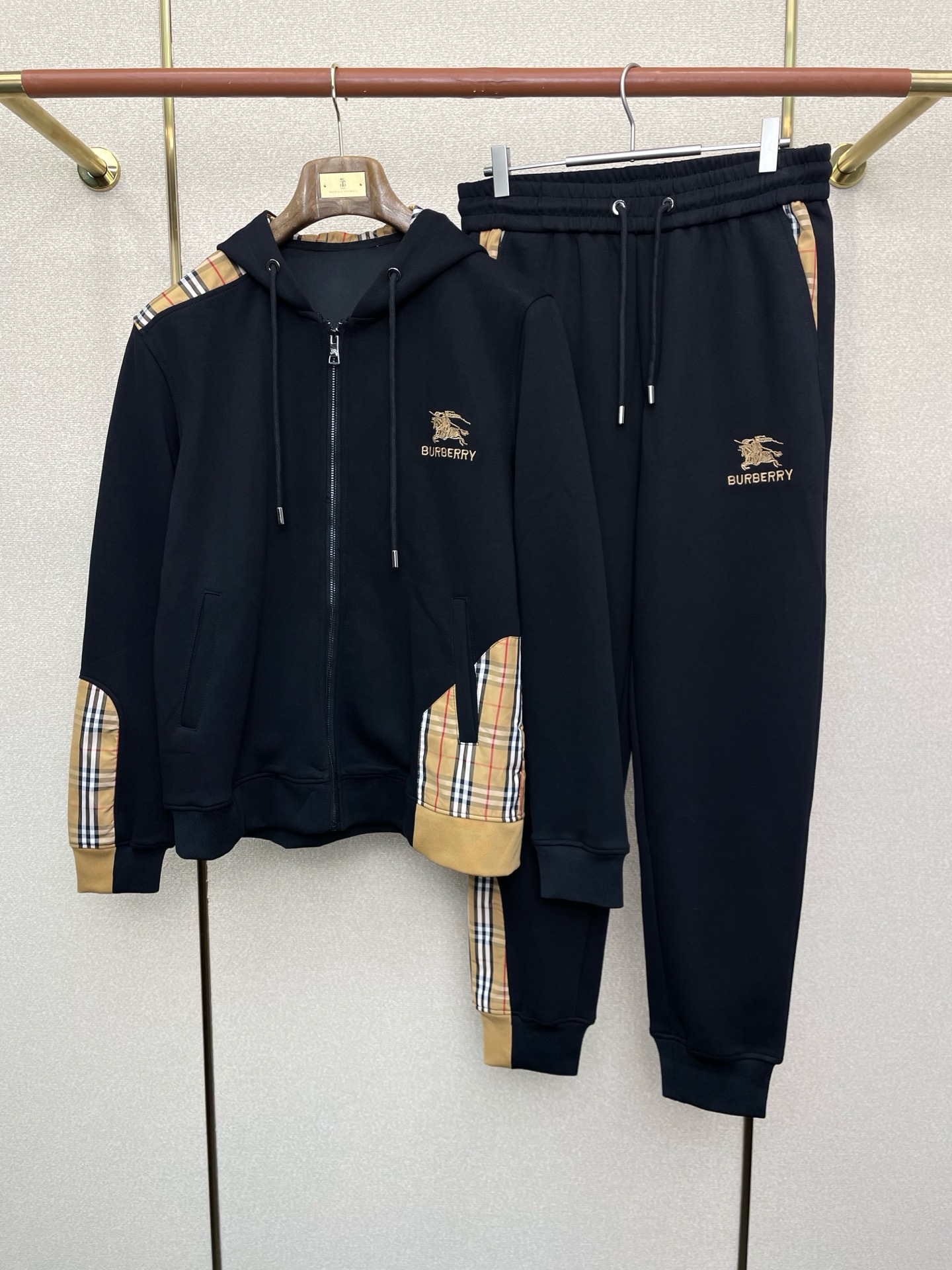 NO:628053,/Set. BURBERRY exclusively offers the same style sports suit at new counters, full of high-end feel!  The details are exquisite and high-end, and the workmanship is impeccable!  The imported fabric is three-dimensional and exquisite. The original high-end double-sided jersey fabric is very high-end!  The fabric is stiff, wrinkle-resistant and wear-resistant, moisture-absorbent, quick-drying and breathable, neat and stylish. Size M-3XL,,burberry,burberry,alexander wang19860909/套. BURBERRY巴宝莉独家专供新款专柜同款运动套装 高级感满满！细节精致高档,做工无可挑剔！进口面料 立体精致细腻.原版高端双面平纹针织面料很显高级！面料挺括抗皱耐磨,吸湿速干透气,利落有型.码数M-3XL,,burberry,burberry,alexander wang,Men's clothing