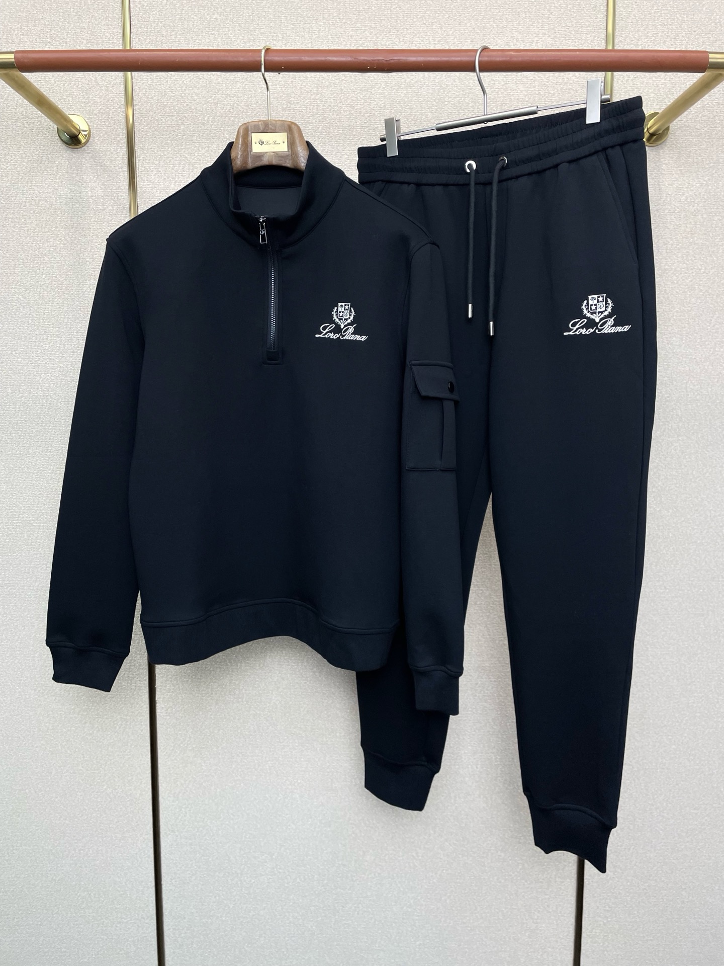 NO:628061,/Set. LP-Loro Piana exclusively offers the same style sports suits at new counters, full of high-end feel!  The details are exquisite and high-end, and the workmanship is impeccable!  The imported fabric is three-dimensional and exquisite. The original high-end double-sided jersey fabric is very high-end!  The fabric is stiff, wrinkle-resistant and wear-resistant, moisture-absorbent, quick-drying and breathable, neat and stylish. Size M-3XL,,loro piana,loro piana,alexander wang19860909/套. LP-Loro Piana诺悠翩雅独家专供新款专柜同款运动套装 高级感满满！细节精致高档,做工无可挑剔！进口面料 立体精致细腻.原版高端双面平纹针织面料很显高级！面料挺括抗皱耐磨,吸湿速干透气,利落有型.码数M-3XL,,loro piana,loro piana,alexander wang,Men's clothing