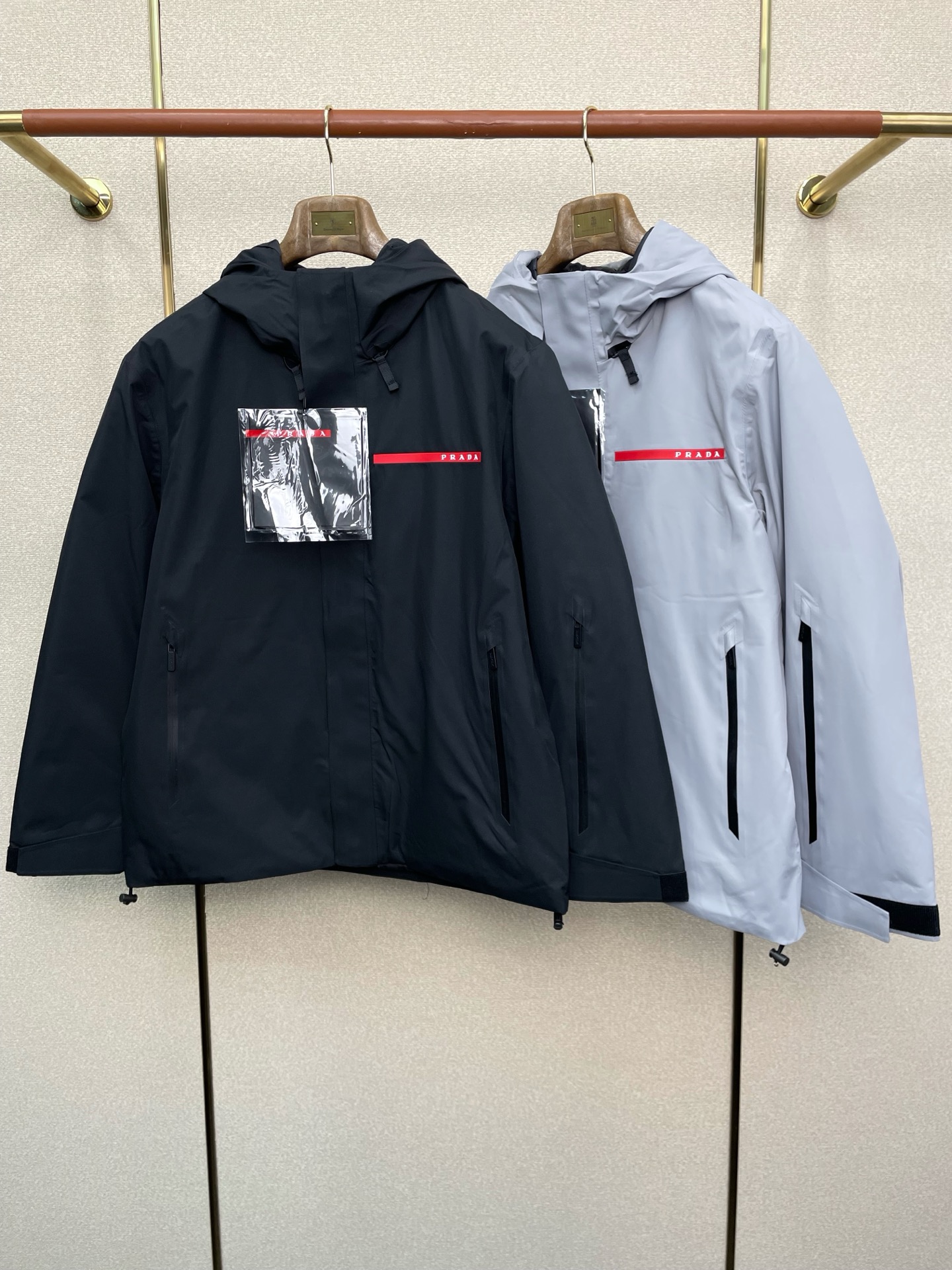 NO:628101,.Down jacket - Prada exclusively supplies new hooded down jackets. Trading company channels are rare. It is a must-have warm item for cooling weather. It can be worn for daily or outdoor sports. It gives people a different visual effect. It is wear-resistant, scratch-resistant and easy to care for. It is equipped with European standard high-quality down filling inside. It is paired with large square quilting technology to create a fluffy and full overall effect. It also has a strong thermal insulation and temperature locking effect, so that you are not afraid of the cold outdoor weather in autumn and winter!  Size M-3XL,,prada,prada,down jacket,hats,alexander wang19860909.羽绒服- Prada普拉达独家专供新款连帽羽绒服.贸易公司渠道稀出,降温天气必备的保暖单品,不论是日常还是户外运动都能穿.给人不一样的视觉效果 耐磨防刮易打理,内里配置欧标优质绒埴充,在搭配大方格绗缝工艺,打造蓬松饱满的整体效果,兼顾强悍的保暖锁温效果,让你无惧秋冬季寒冷的户外天气! 尺码M-3XL,,prada,prada,down jacket,hats,alexander wang,Men's clothing