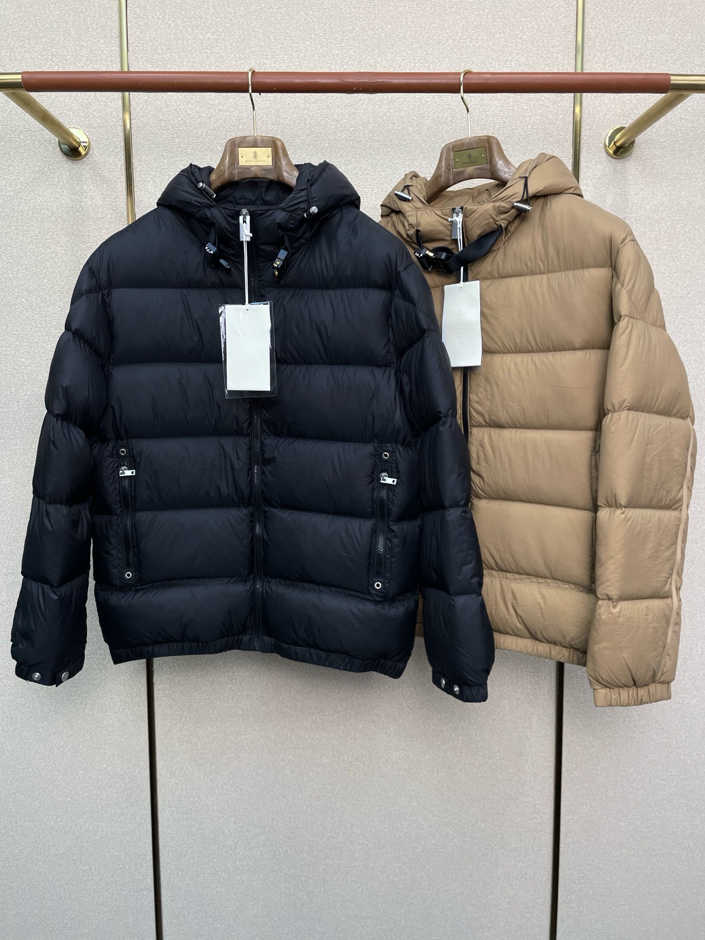 NO:628114,.Down Jacket-1017 ALYX 9SM is exclusively for the new hooded down jacket. Trading company channels are rare. It is a must-have warm item for cooling weather. It can be worn for daily life or outdoor sports. It gives people a different visual effect.  Wear-resistant, scratch-resistant and easy to care for, the interior is equipped with European standard high-quality velvet filling, which is combined with large square quilting technology to create a fluffy and full overall effect. It also has a strong thermal insulation and temperature locking effect, so that you are not afraid of the cold outdoor weather in autumn and winter! Size M-3XL,, down jacket, hats, alexander wang19860909.羽绒服-1017 ALYX 9SM独家专供新款连帽羽绒服.贸易公司渠道稀出,降温天气必备的保暖单品,不论是日常还是户外运动都能穿.给人不一样的视觉效果 耐磨防刮易打理,内里配置欧标优质绒埴充,在搭配大方格绗缝工艺,打造蓬松饱满的整体效果,兼顾强悍的保暖锁温效果,让你无惧秋冬季寒冷的户外天气! 尺码M-3XL,,down jacket,hats,alexander wang,Men's clothing